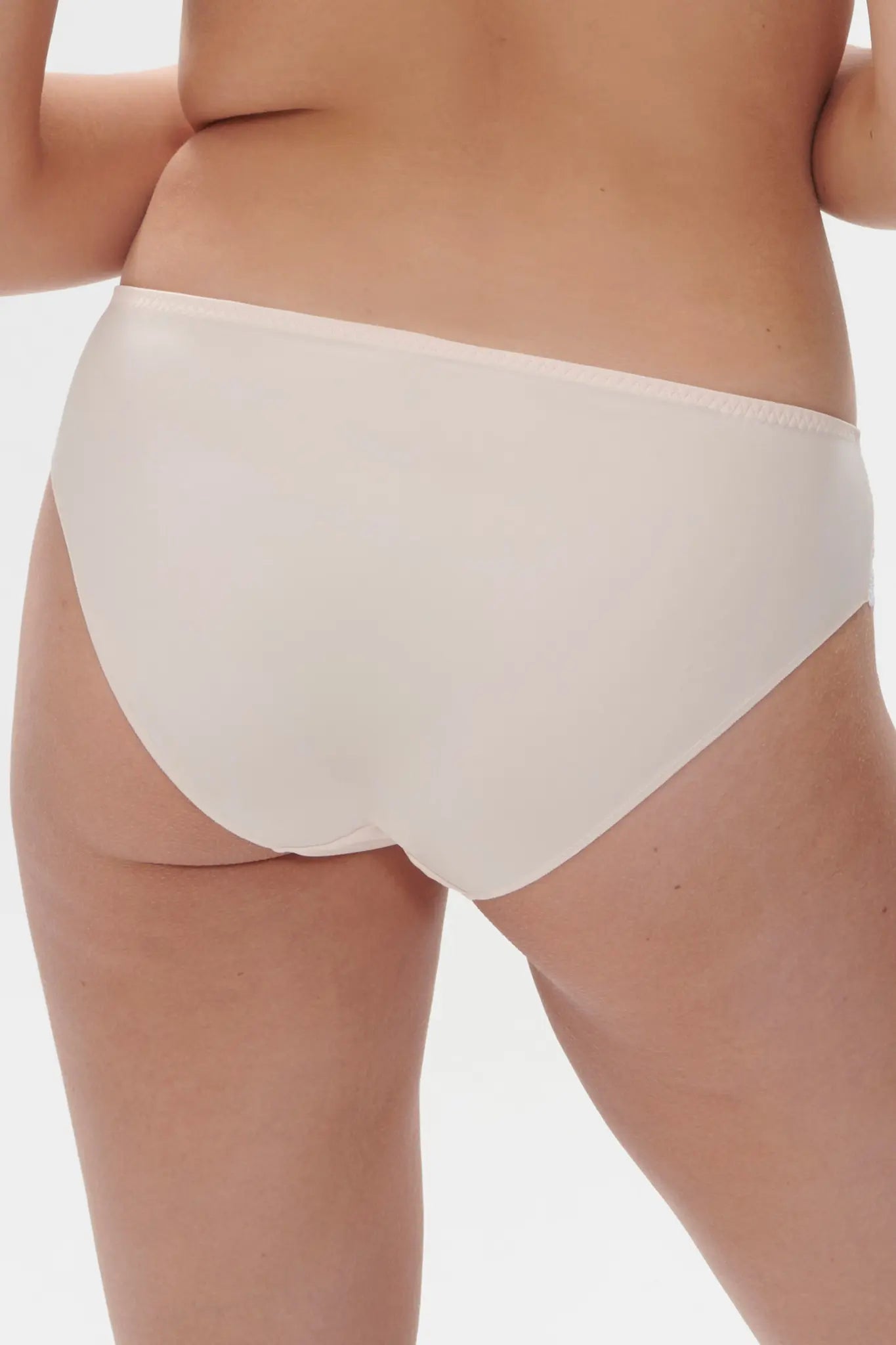 Slip aus der Dessous-Serie DÉLICE von der Marke Simone Perele, Farbe: puder, Rückansicht