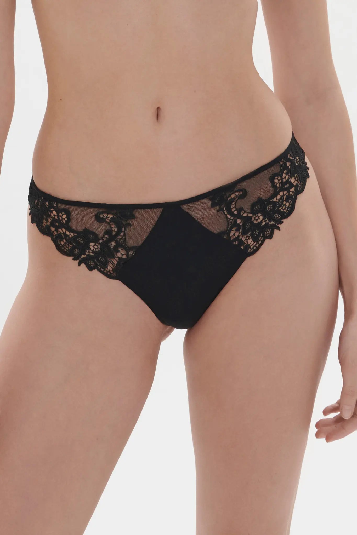 String aus der Dessous-Serie SAGA von der Marke Simone Perele, Farbe: schwarz, Vorderansicht