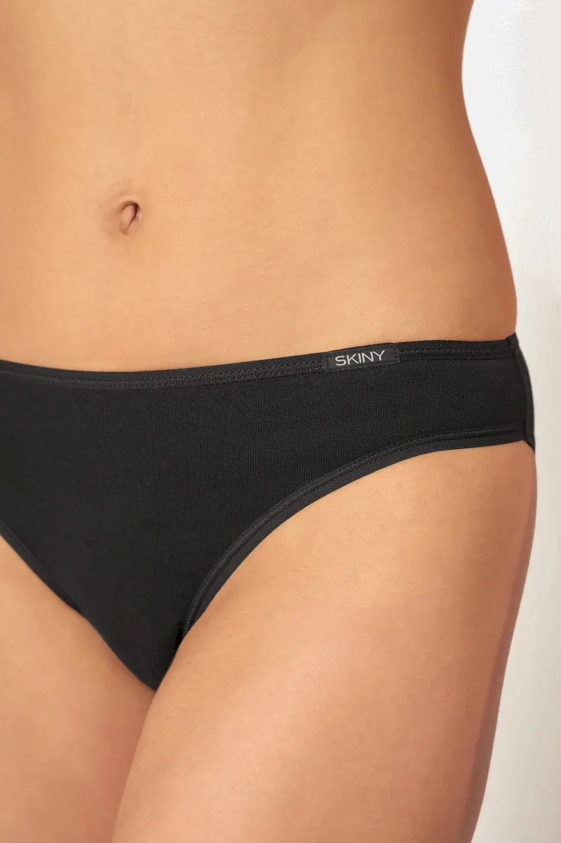 Hüft Slip aus der Damenunterwäsche-Serie COTTON ESSENTIALS von der Marke Skiny, Farbe: black, Seitenansicht