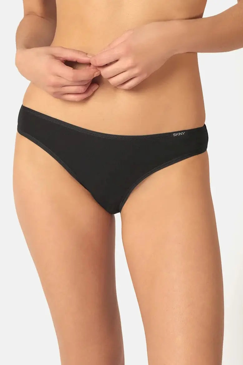 Hüft Slip aus der Damenunterwäsche-Serie COTTON ESSENTIALS von der Marke Skiny, Farbe: black, Vorderansicht