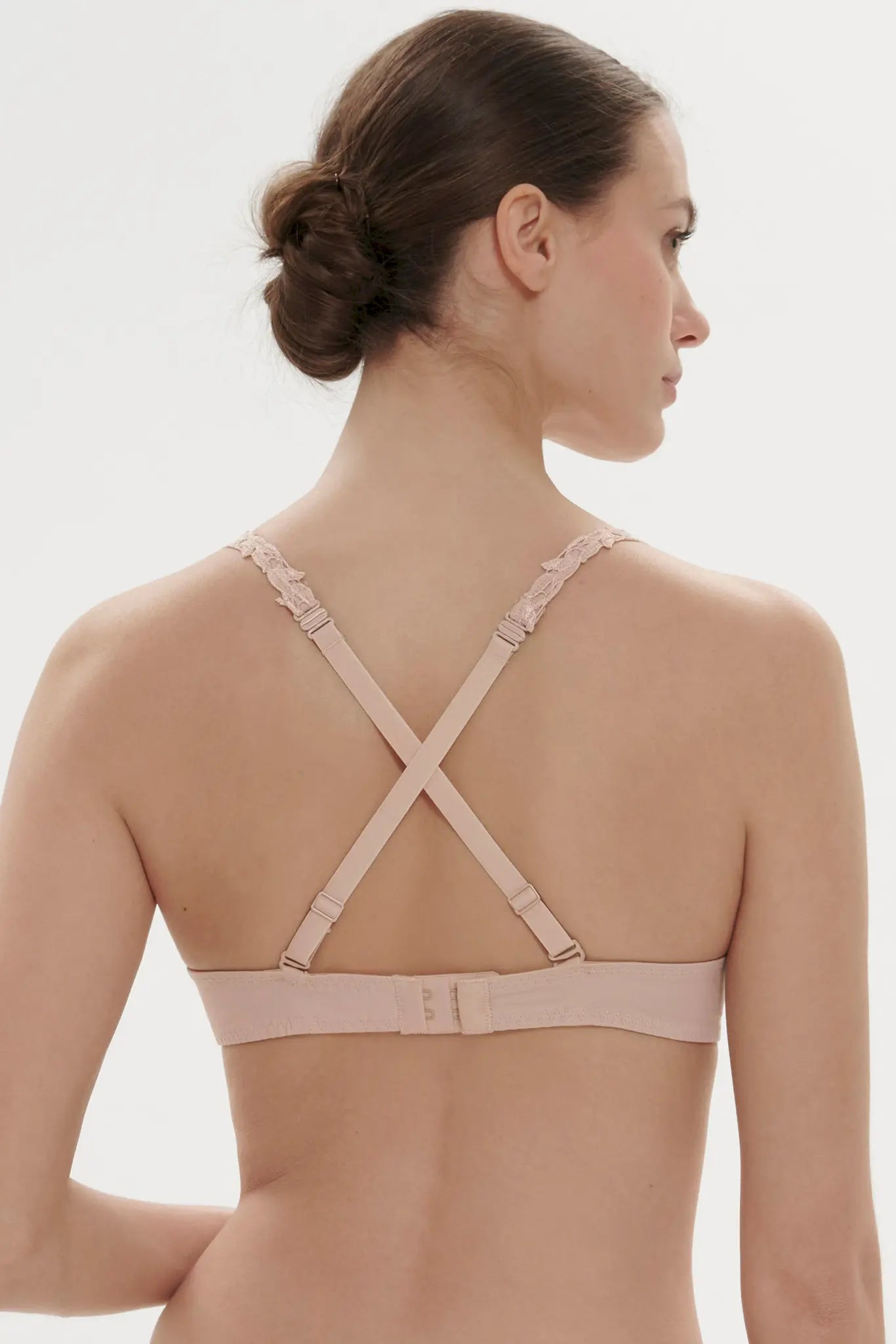 Spacer BH mit tiefem Ausschnitt aus der Dessous-Serie ANDORA von der Marke Simone Perele, Farbe: skin rose, Rückansicht mit Kreuzträger