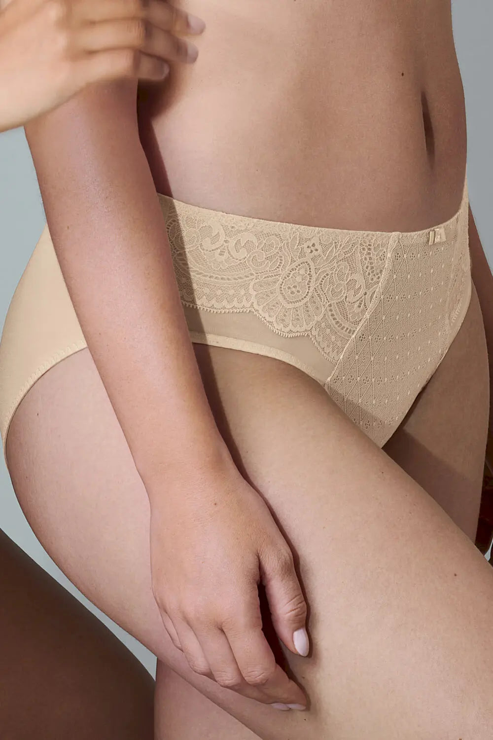 Femininer Taillenslip aus der Wäsche-Serie SELMA von der Marke Rosa Faia, Farbe: desert, Seitenansicht