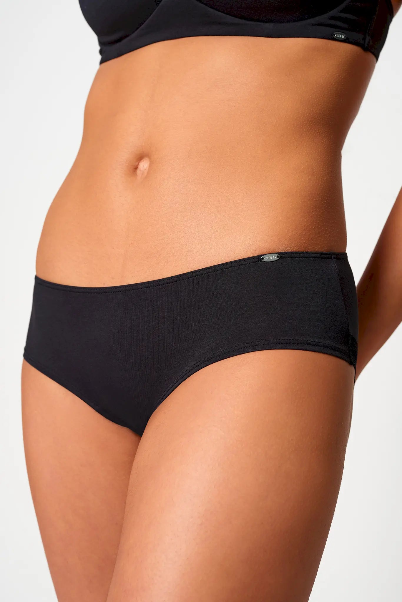 Panty aus der Frauenunterwäsche-Serie NATURAL BEAUTY von der Marke Skiny, Farbe: black, Seitenansicht