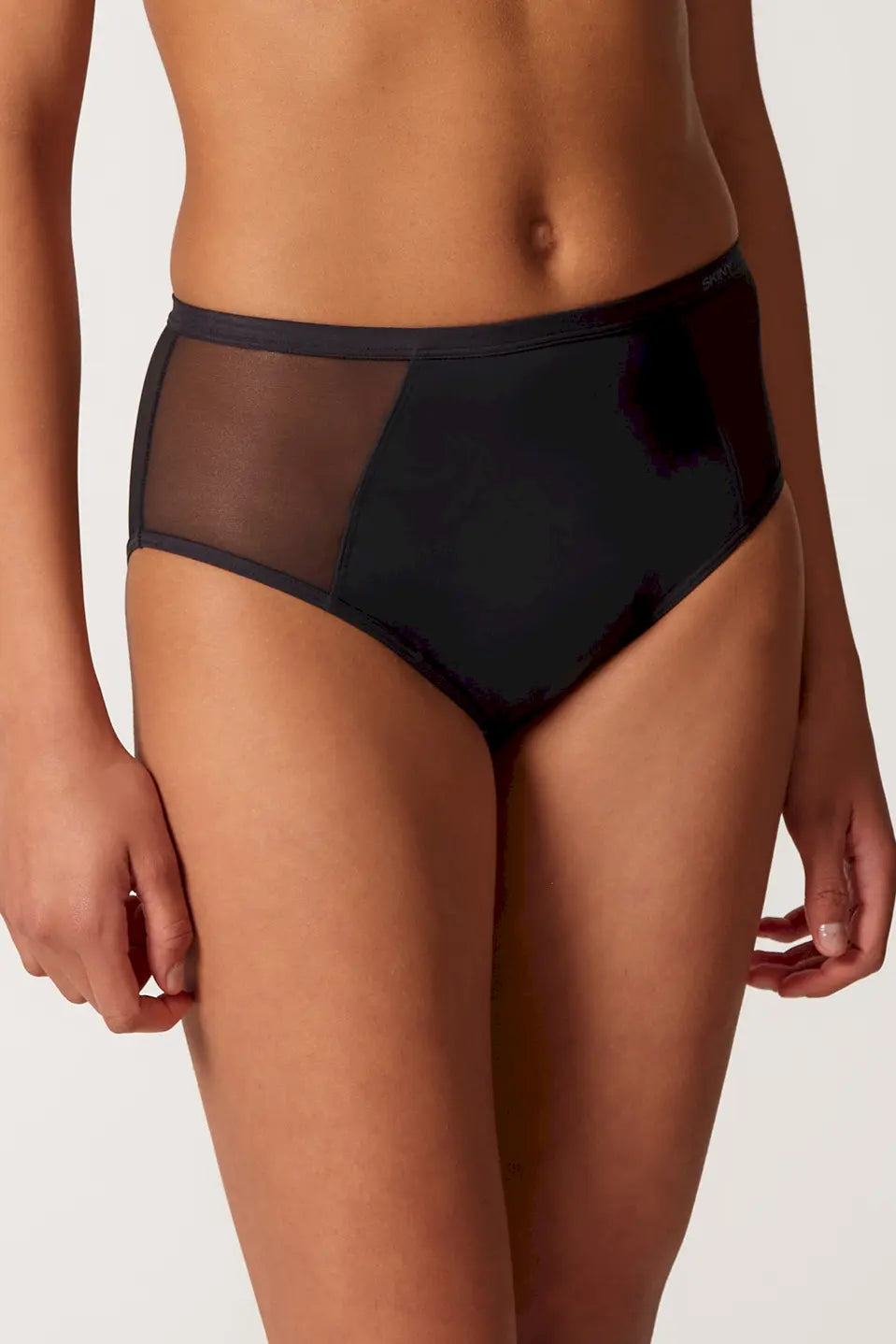 Periodenslip aus der Menstruationsunterwäsche-Serie MONTHLYSOLUTION von der Marke Skiny, Farbe: black, Vorderansicht