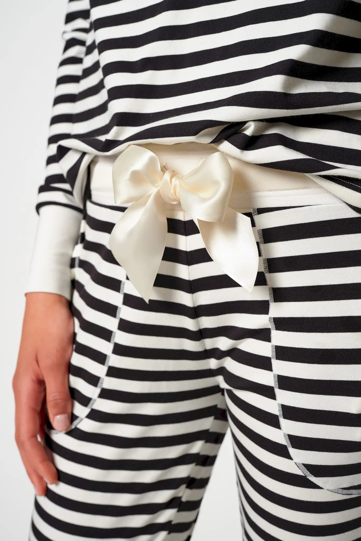 Pyjama aus der Nachtwäsche-Serie NIGHT IN MIX & MATCH von der Marke Skiny, Farbe: yingyang stripes, Detailansicht