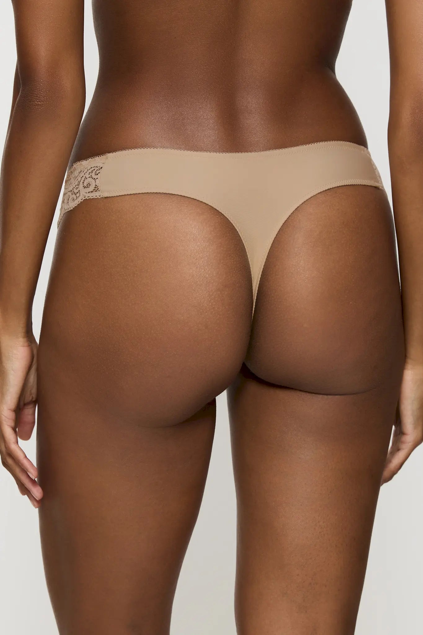 String aus Spitze aus der Dessous-Serie AMOURETTE von der Marke Triumph, Farbe: skin, Rückansicht