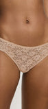 String aus Spitze aus der Dessous-Serie AMOURETTE von der Marke Triumph, Farbe: skin, Vorderansicht