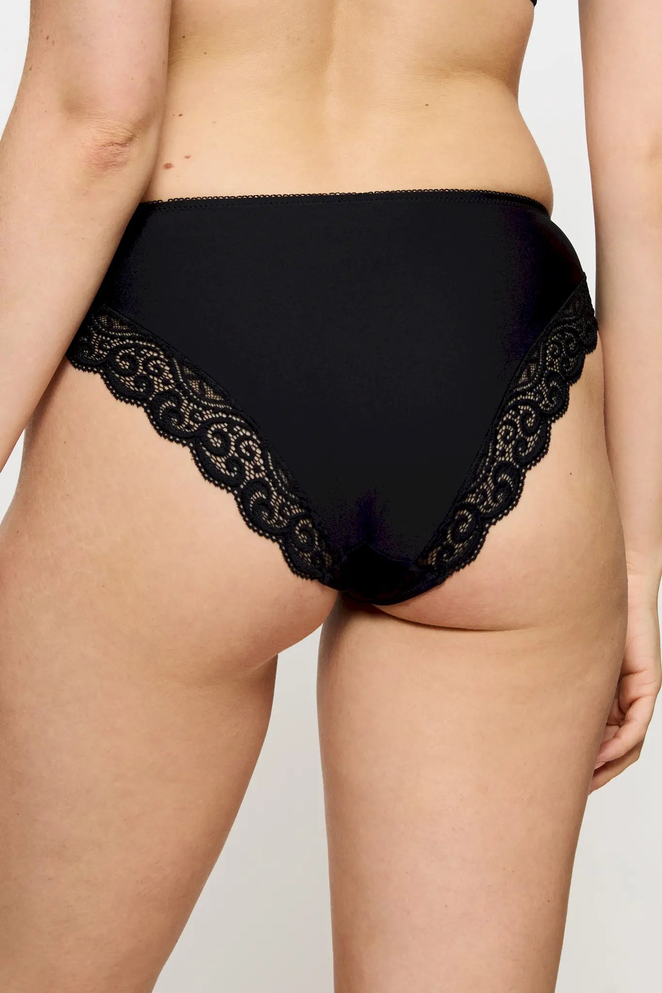 Spitzen-Slip aus der Dessous-Serie AMOURETTE von der Marke Triumph, Farbe: black, Rückansicht