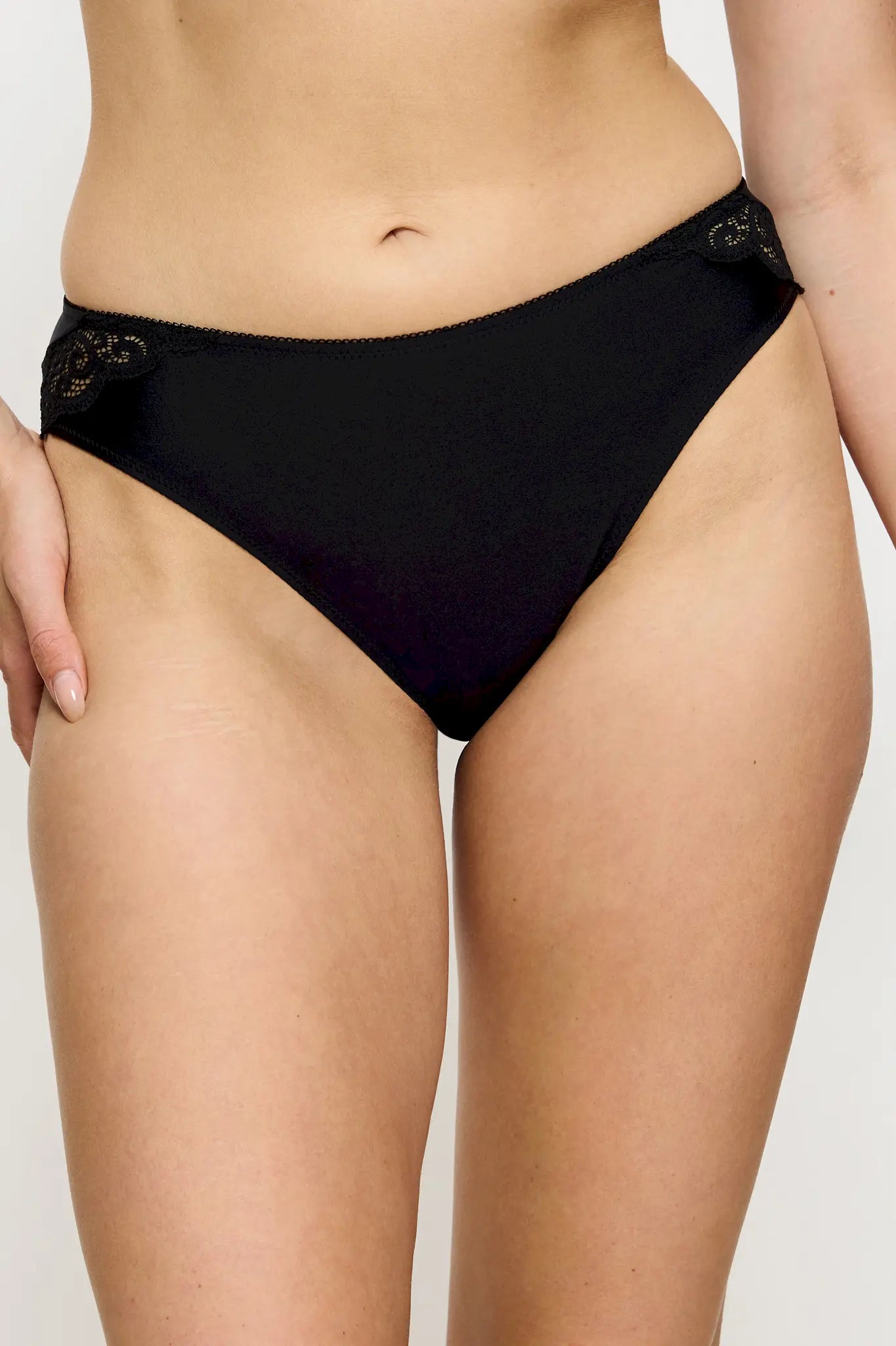 Spitzen-Slip aus der Dessous-Serie AMOURETTE von der Marke Triumph, Farbe: black, Vorderansicht