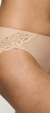 Spitzen-Slip aus der Dessous-Serie AMOURETTE von der Marke Triumph, Farbe: skin, Seitenansicht