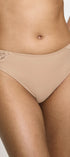Spitzen-Slip aus der Dessous-Serie AMOURETTE von der Marke Triumph, Farbe: skin, Vorderansicht