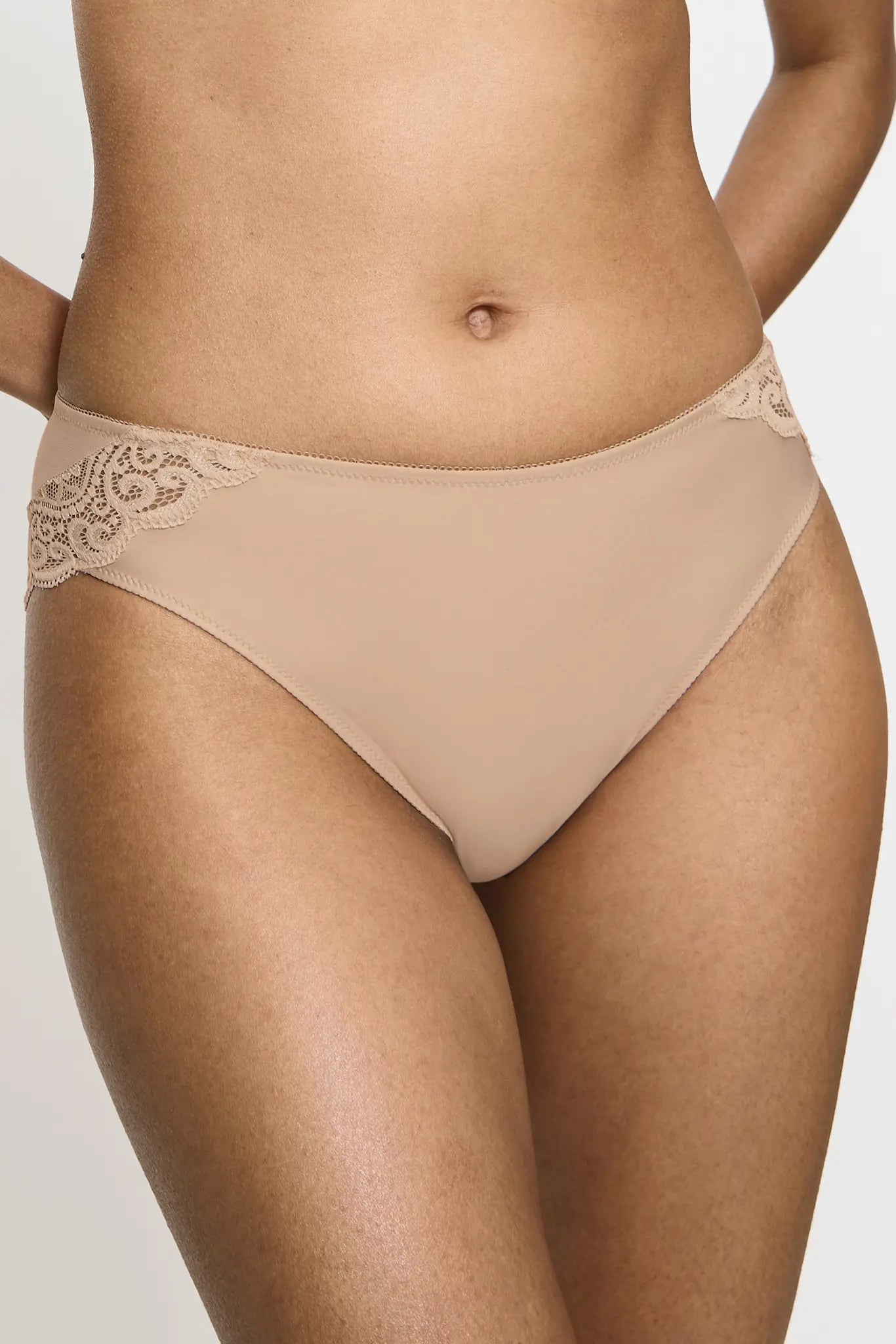 Spitzen-Slip aus der Dessous-Serie AMOURETTE von der Marke Triumph, Farbe: skin, Vorderansicht