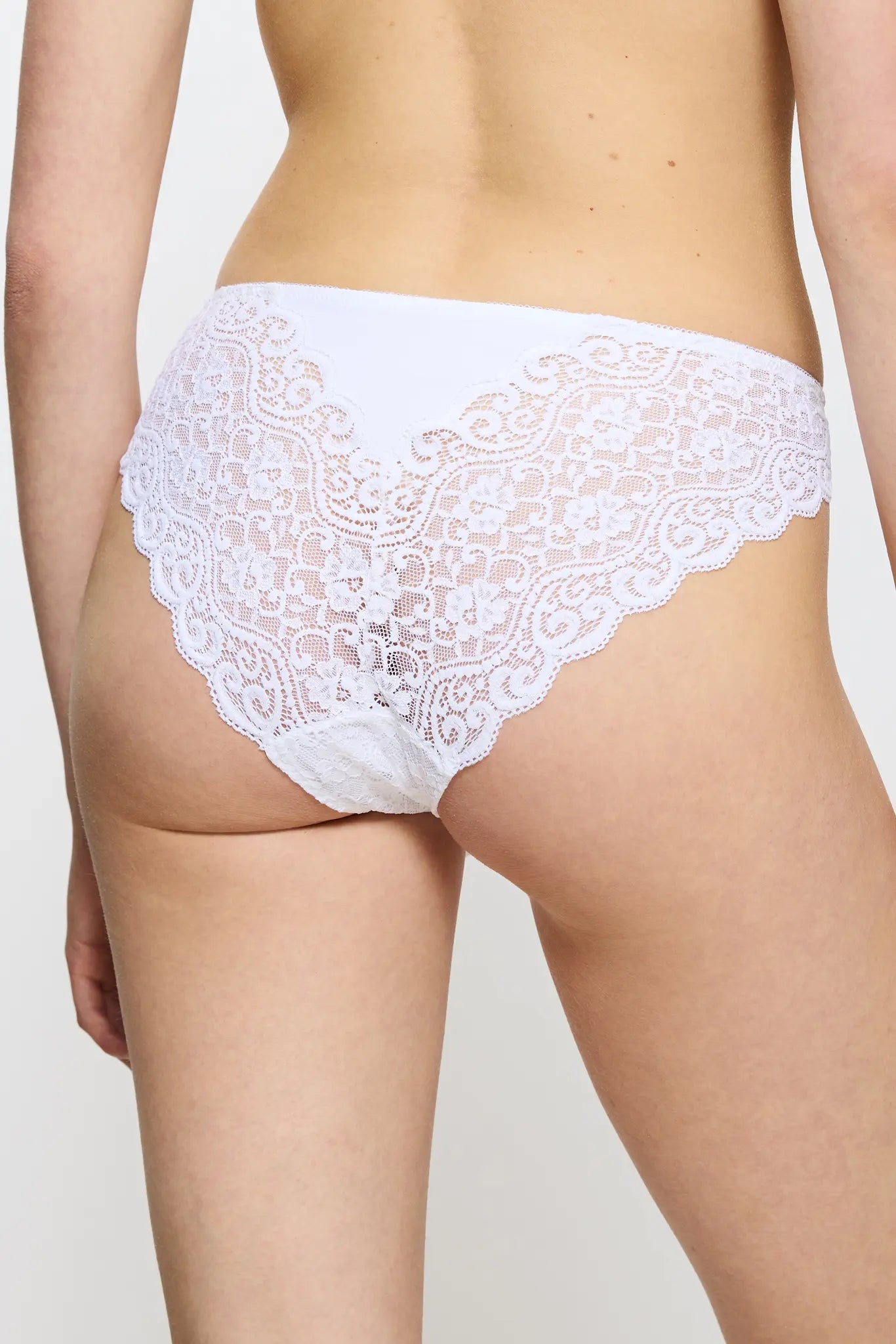 Tai Slip aus Spitze aus der Dessous-Serie AMOURETTE von der Marke Triumph, Farbe: white, Rückansicht
