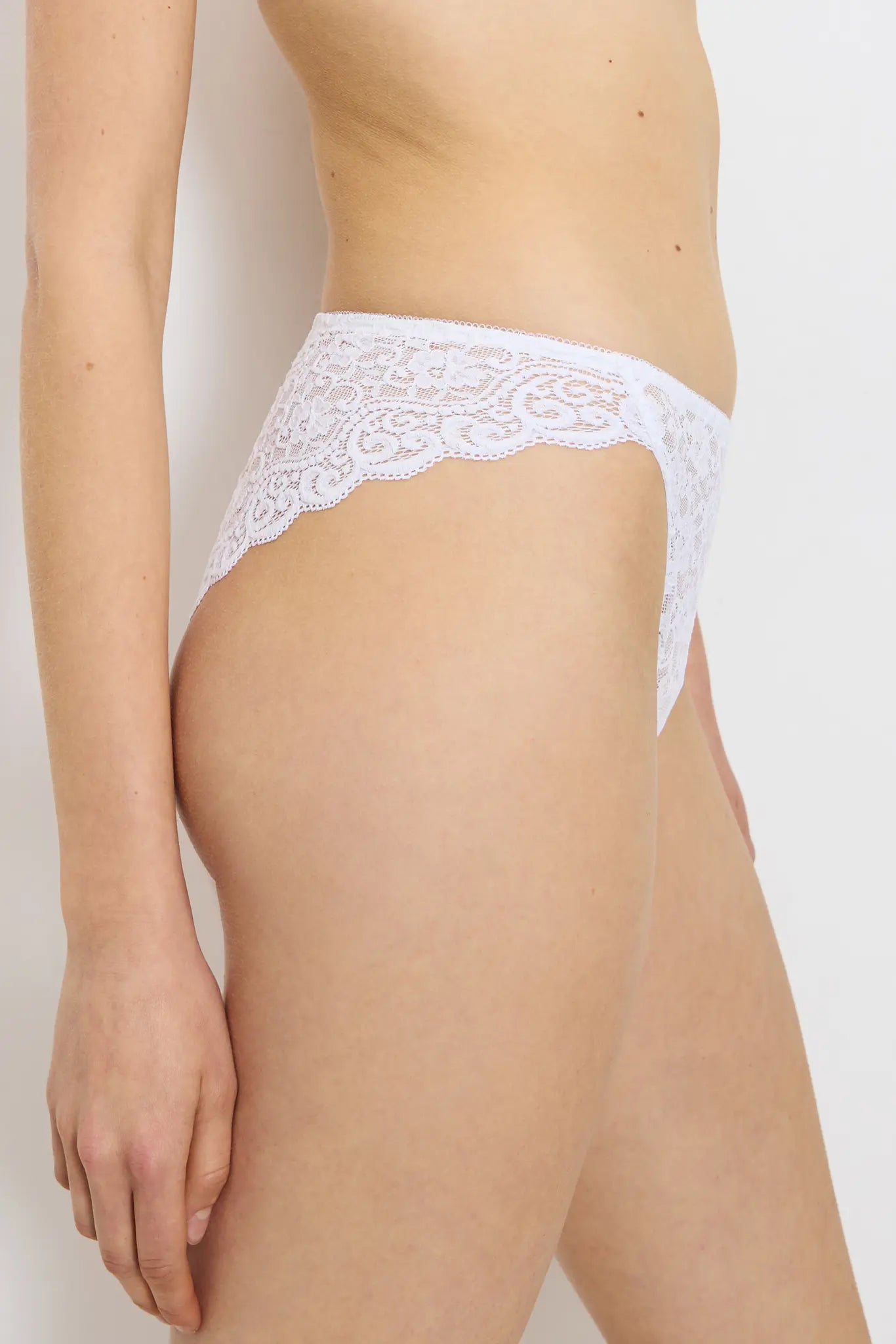 Tai Slip aus Spitze aus der Dessous-Serie AMOURETTE von der Marke Triumph, Farbe: white, Seitenansicht