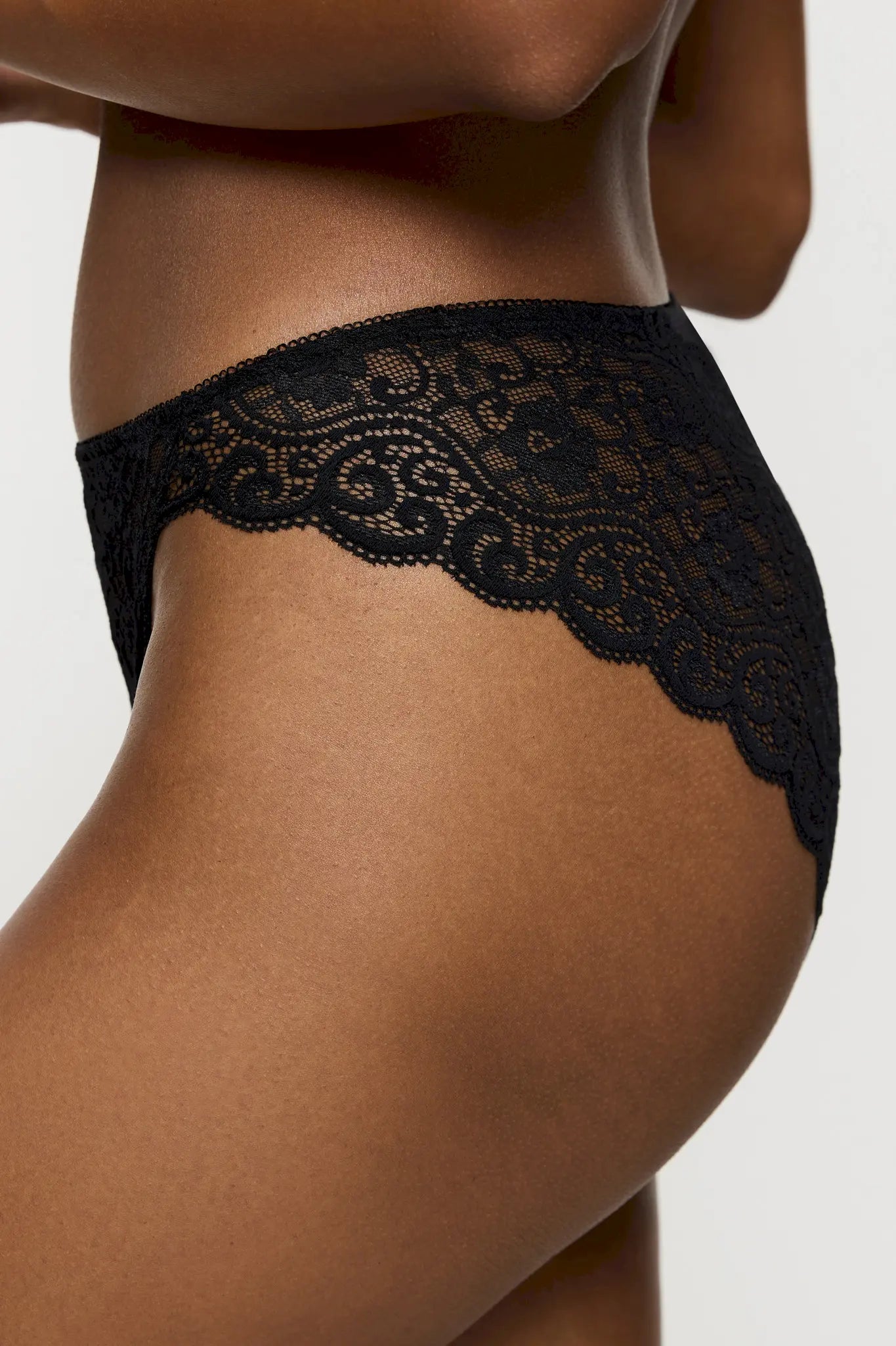 Tai Slip aus Spitze aus der Dessous-Serie AMOURETTE von der Marke Triumph, Farbe: black, Seitenansicht