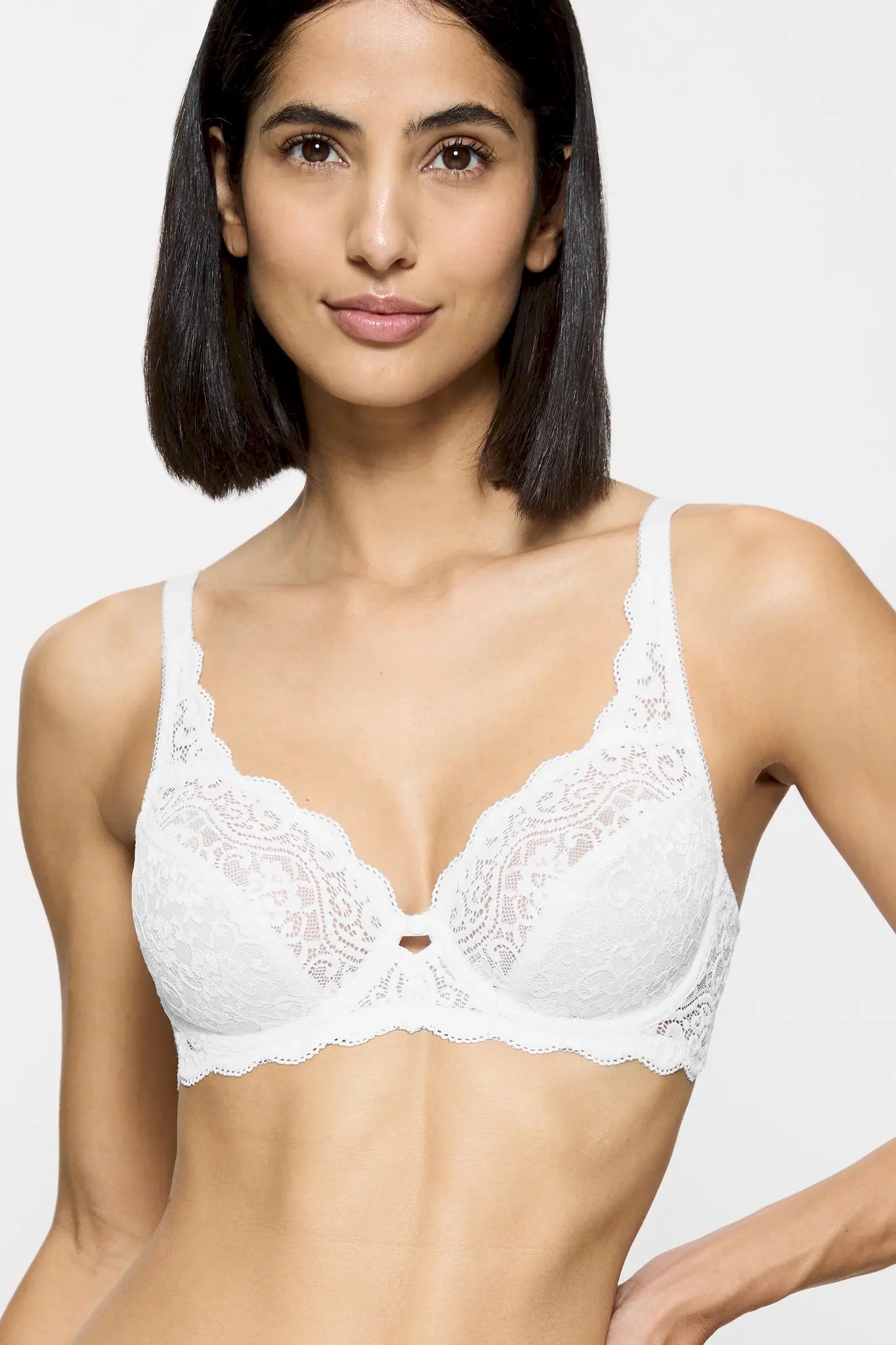 Bügel BH aus der Dessous-Serie AMOURETTE mit Spitze von der Marke Triumph, Farbe: white, Vorderansicht