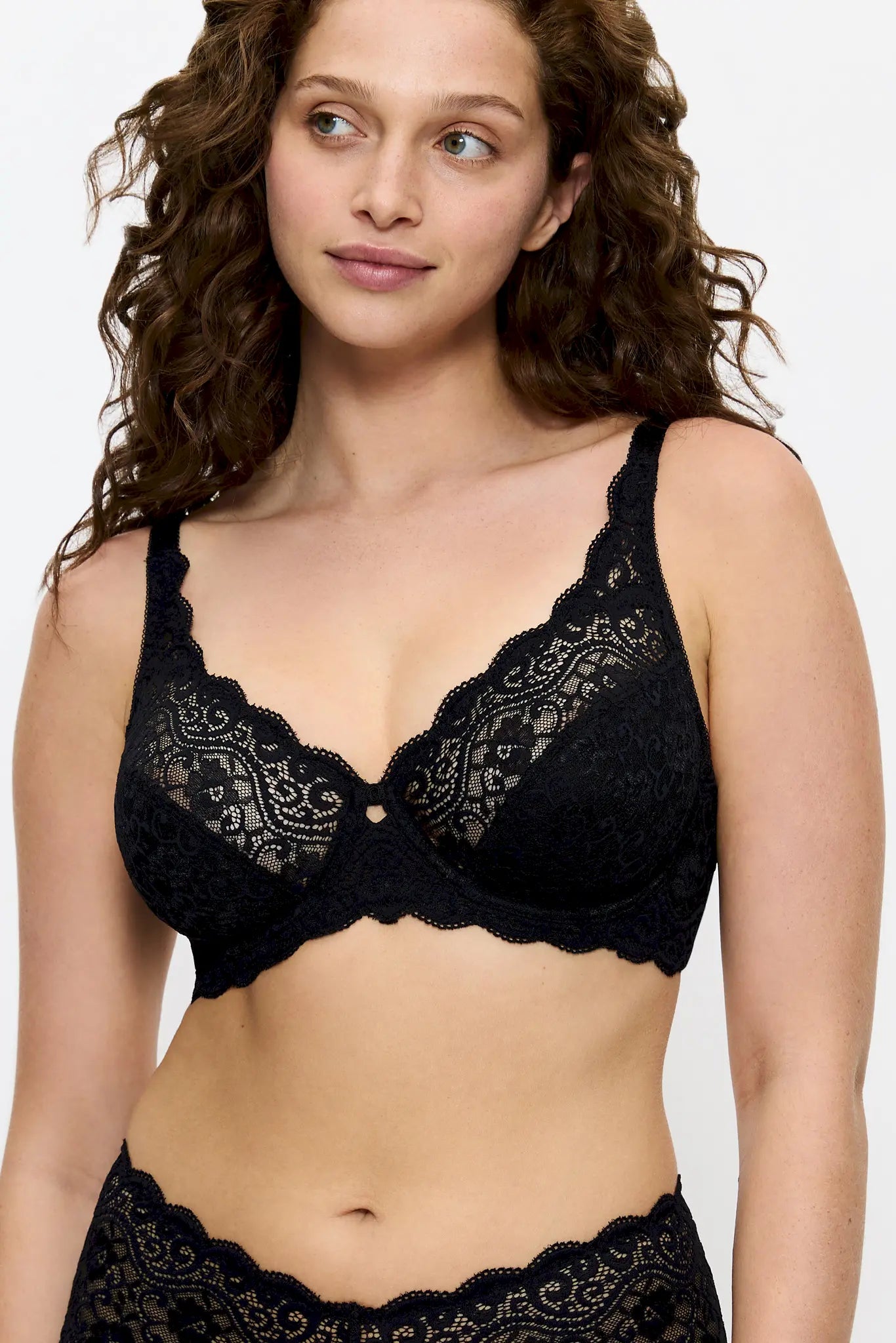 Bügel BH aus der Dessous-Serie AMOURETTE mit Spitze von der Marke Triumph, Farbe: black, Vorderansicht