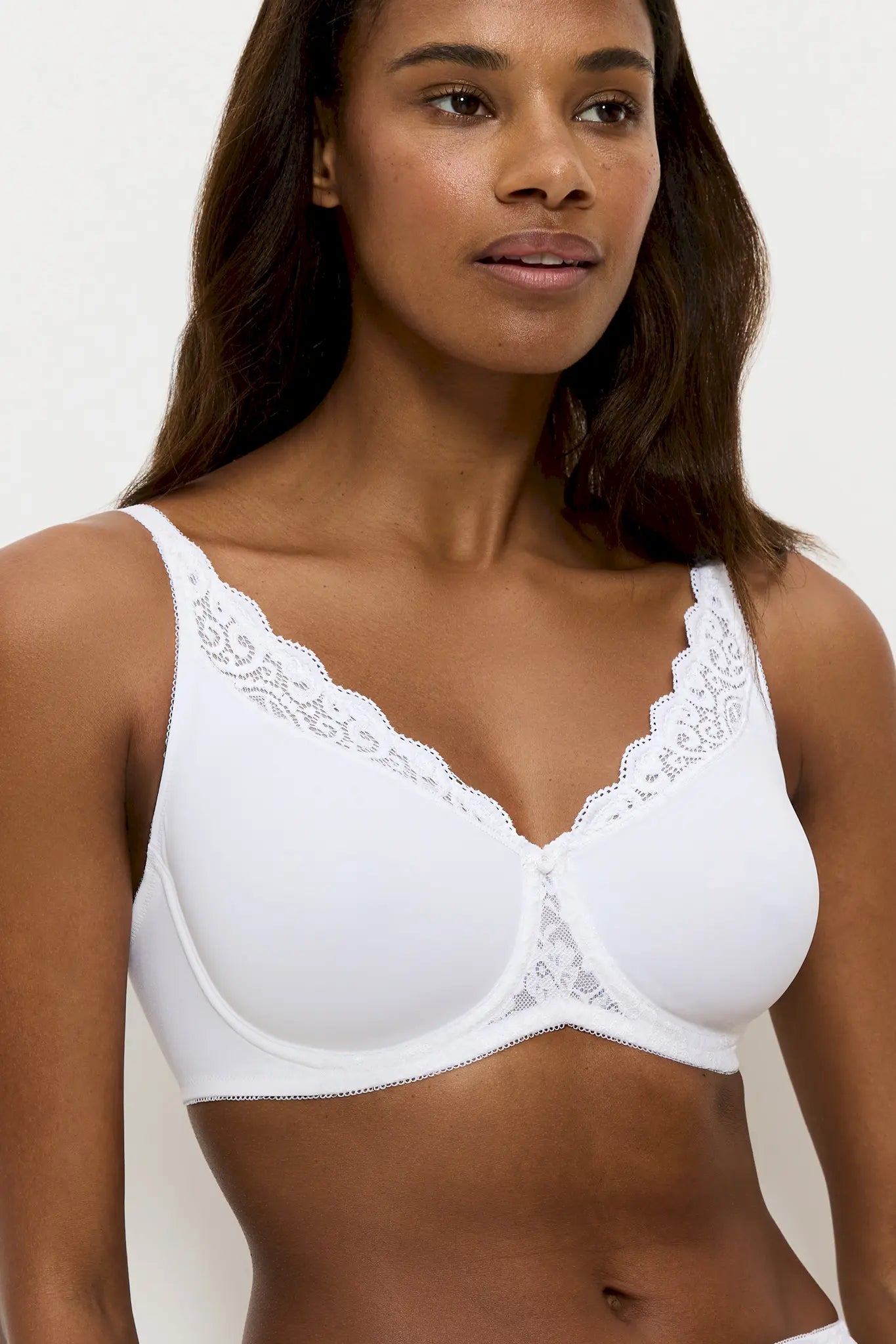 Minimizer BH  aus der Dessous-Serie aus Spitze AMOURETTE von der Marke Triumph, Farbe: white, Seitenansicht