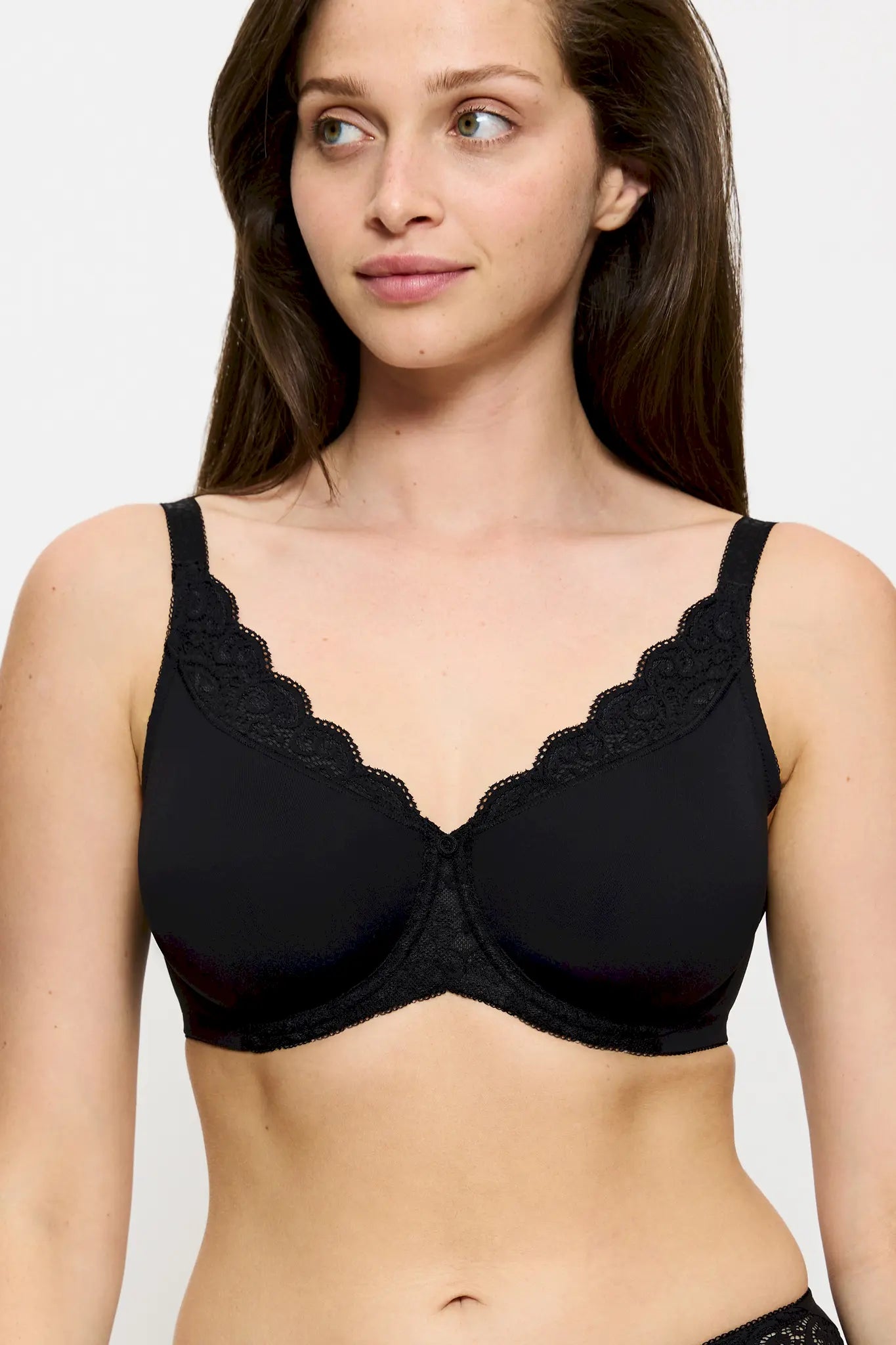 Minimizer BH  aus der Dessous-Serie aus Spitze AMOURETTE von der Marke Triumph, Farbe: black, Vorderansicht