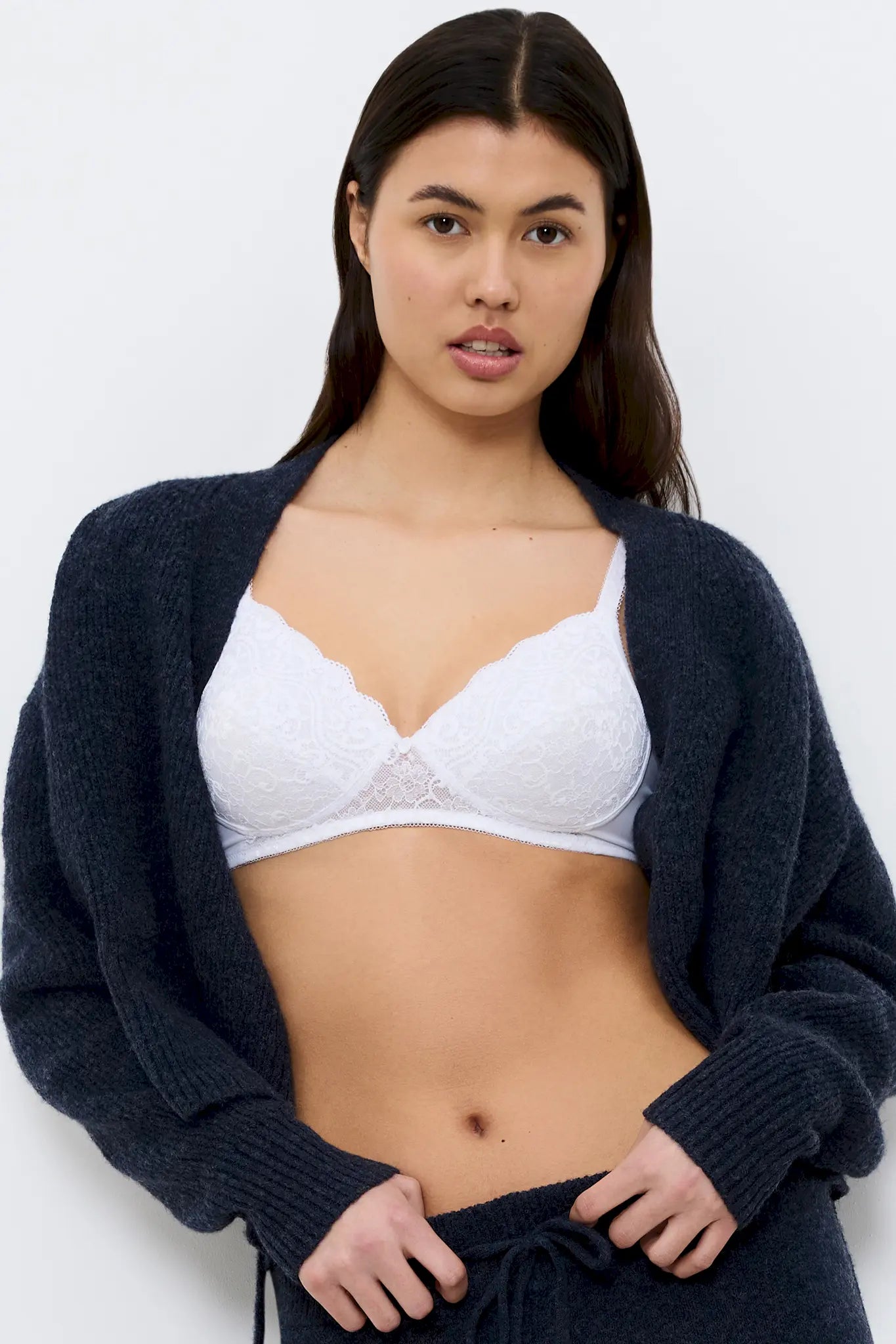 Schalen BH mit Spitze aus der Dessous-Serie AMOURETTE von der Marke Triumph, Farbe: white, Vorderansicht