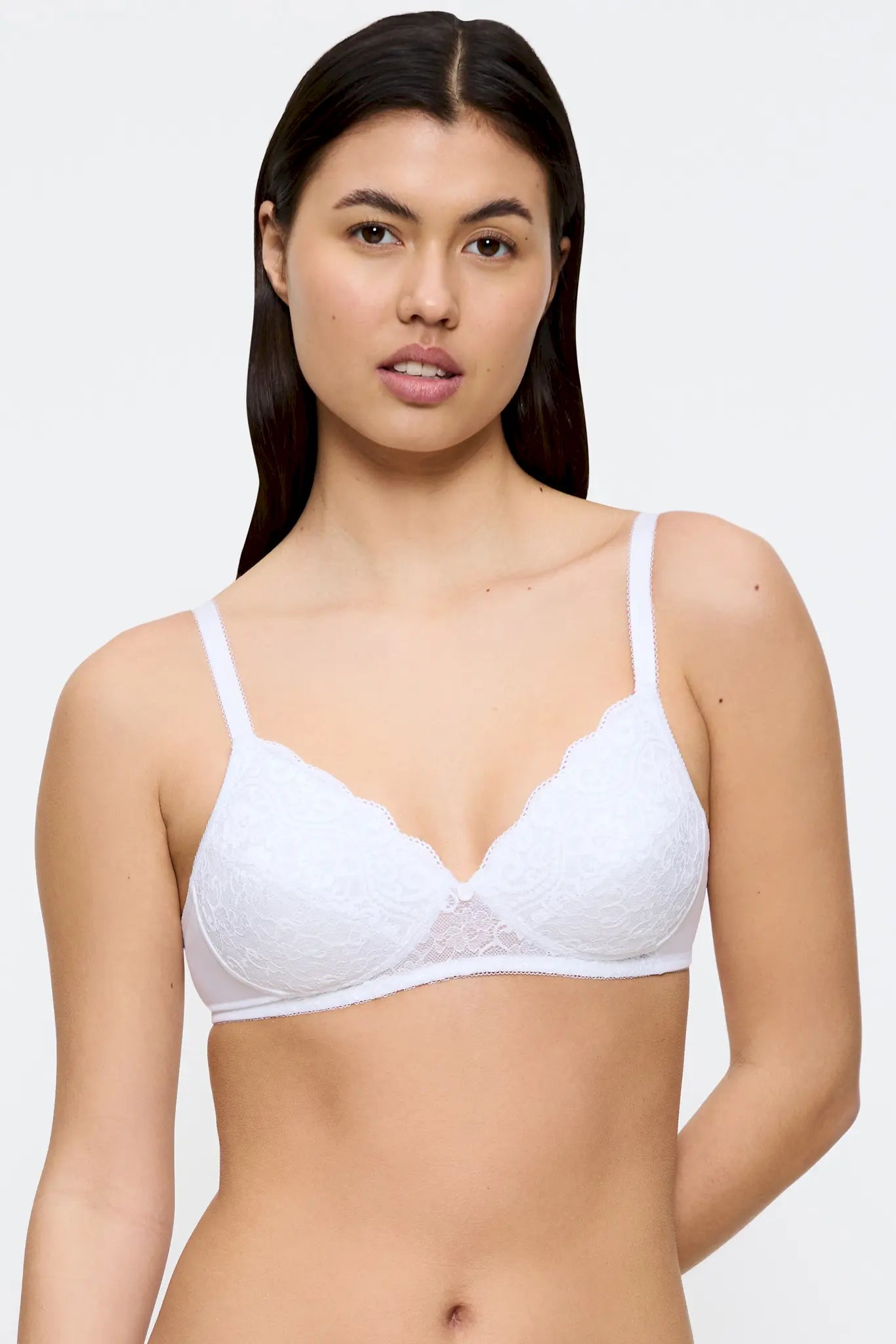 Schalen BH mit Spitze aus der Dessous-Serie AMOURETTE von der Marke Triumph, Farbe: white, Vorderansicht