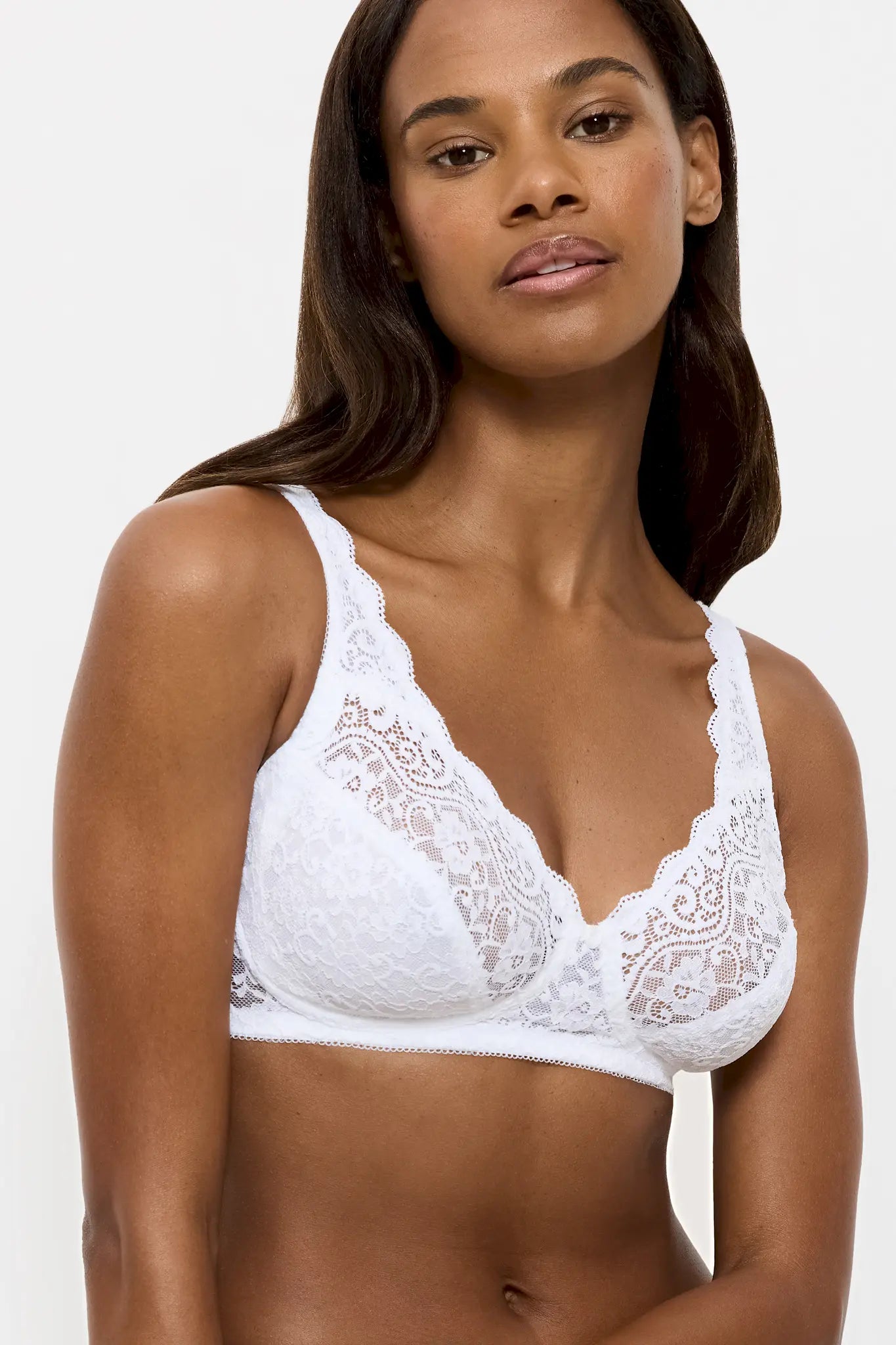 BH ohne Bügel aus der Dessous-Serie aus Spitze AMOURETTE von der Marke Triumph, Farbe: white, Seitenansicht