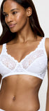 BH ohne Bügel aus der Dessous-Serie aus Spitze AMOURETTE von der Marke Triumph, Farbe: white, Vorderansicht