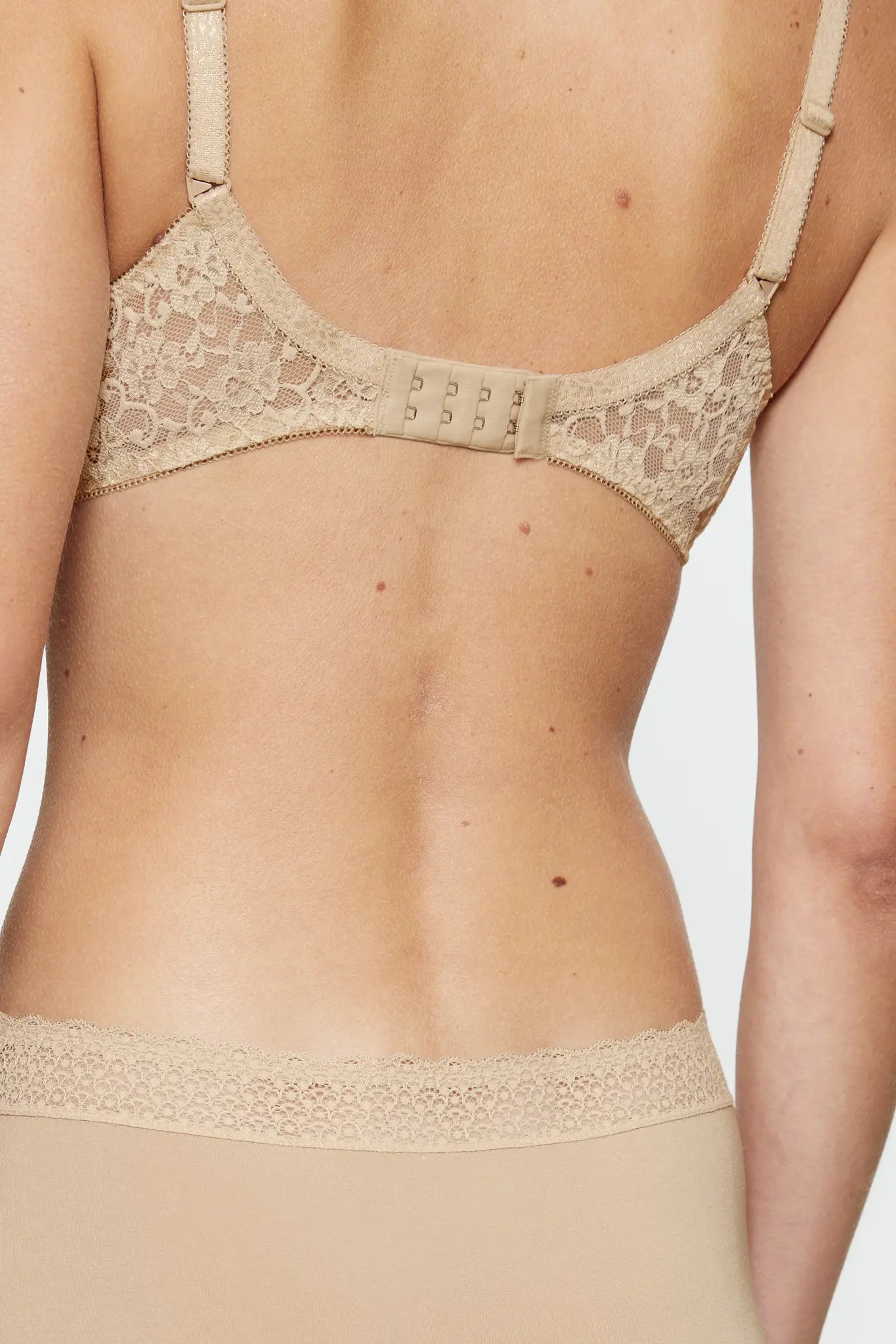 BH ohne Bügel aus der Dessous-Serie aus Spitze AMOURETTE von der Marke Triumph, Farbe: skin, Rückansicht