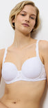 Gefütterter Bügel BH aus der Dessous-Serie aus Spitze AMOURETTE von der Marke Triumph, Farbe: white, Vorderansicht