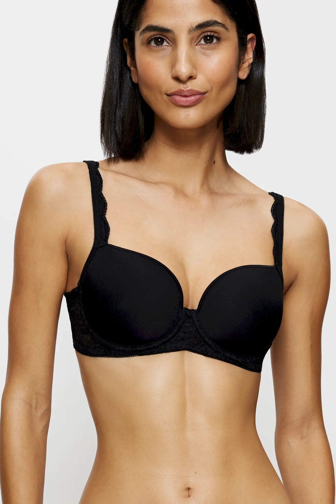 Gefütterter Bügel BH aus der Dessous-Serie aus Spitze AMOURETTE von der Marke Triumph, Farbe: black, Vorderansicht