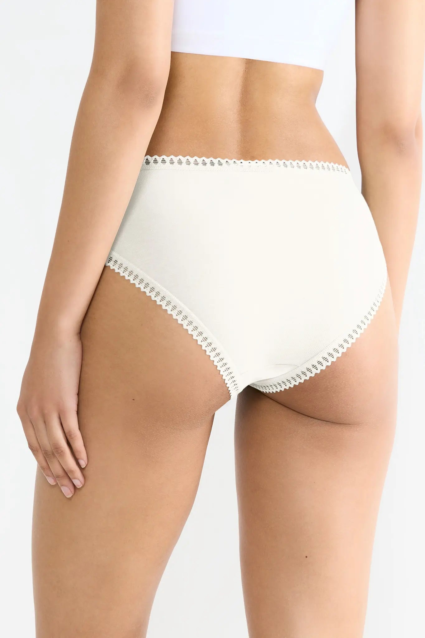 High Leg Slip aus der Unterwäsche-Serie GO CRUSH von der Marke Sloggi, Farbe: silk white, Rückansicht