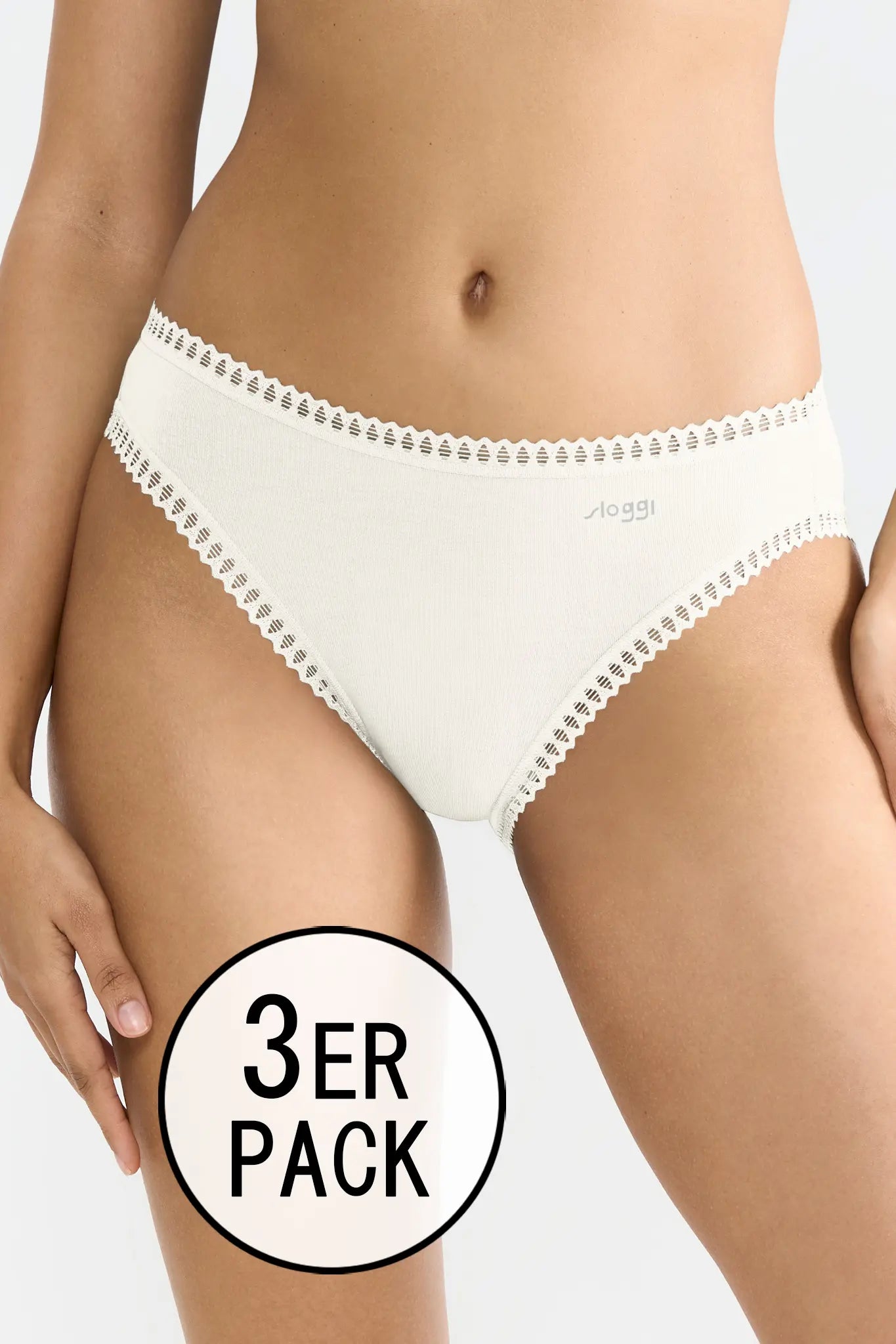 High Leg Slip aus der Unterwäsche-Serie GO CRUSH von der Marke Sloggi, Farbe: silk white, Vorderansicht