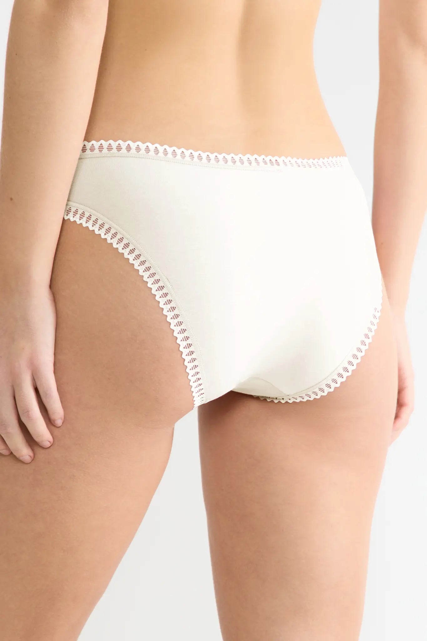 Mini Slip aus der Unterwäsche-Serie GO CRUSH von der Marke Sloggi, Farbe: silk white, Rückansicht