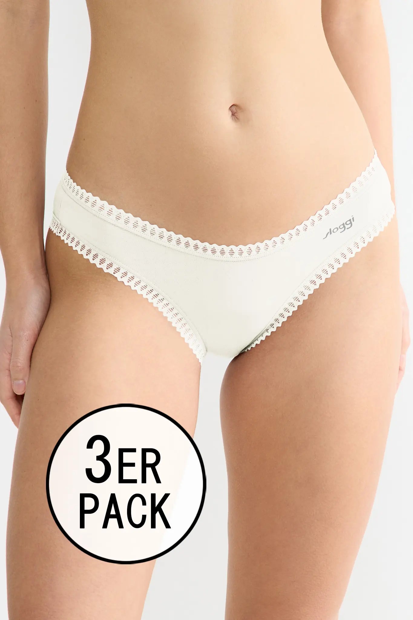 Mini Slip aus der Unterwäsche-Serie GO CRUSH von der Marke Sloggi, Farbe: silk white, Vorderansicht