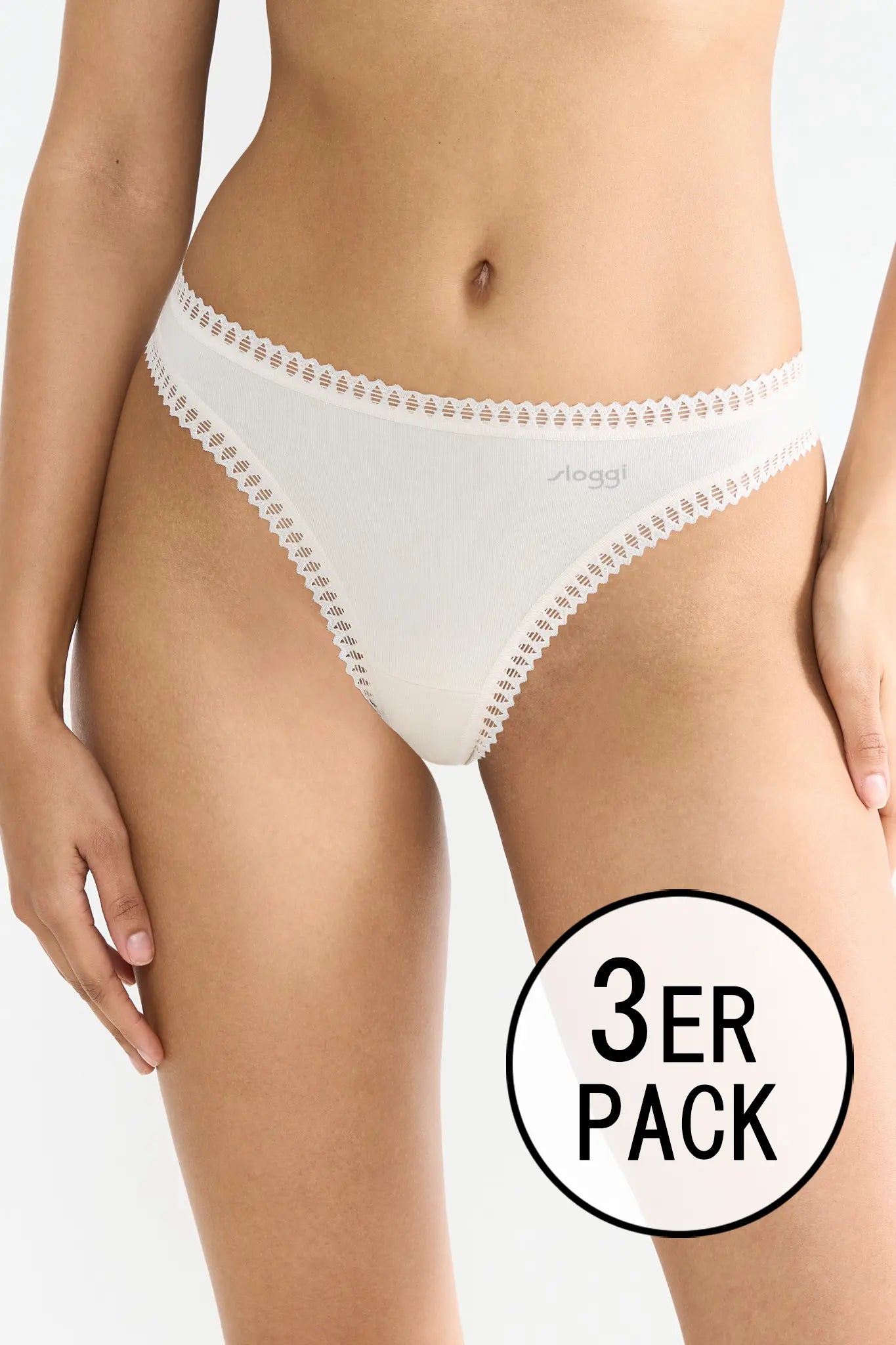String aus der Unterwäsche-Serie GO CRUSH von der Marke Sloggi, Farbe: silk white, Vorderansicht