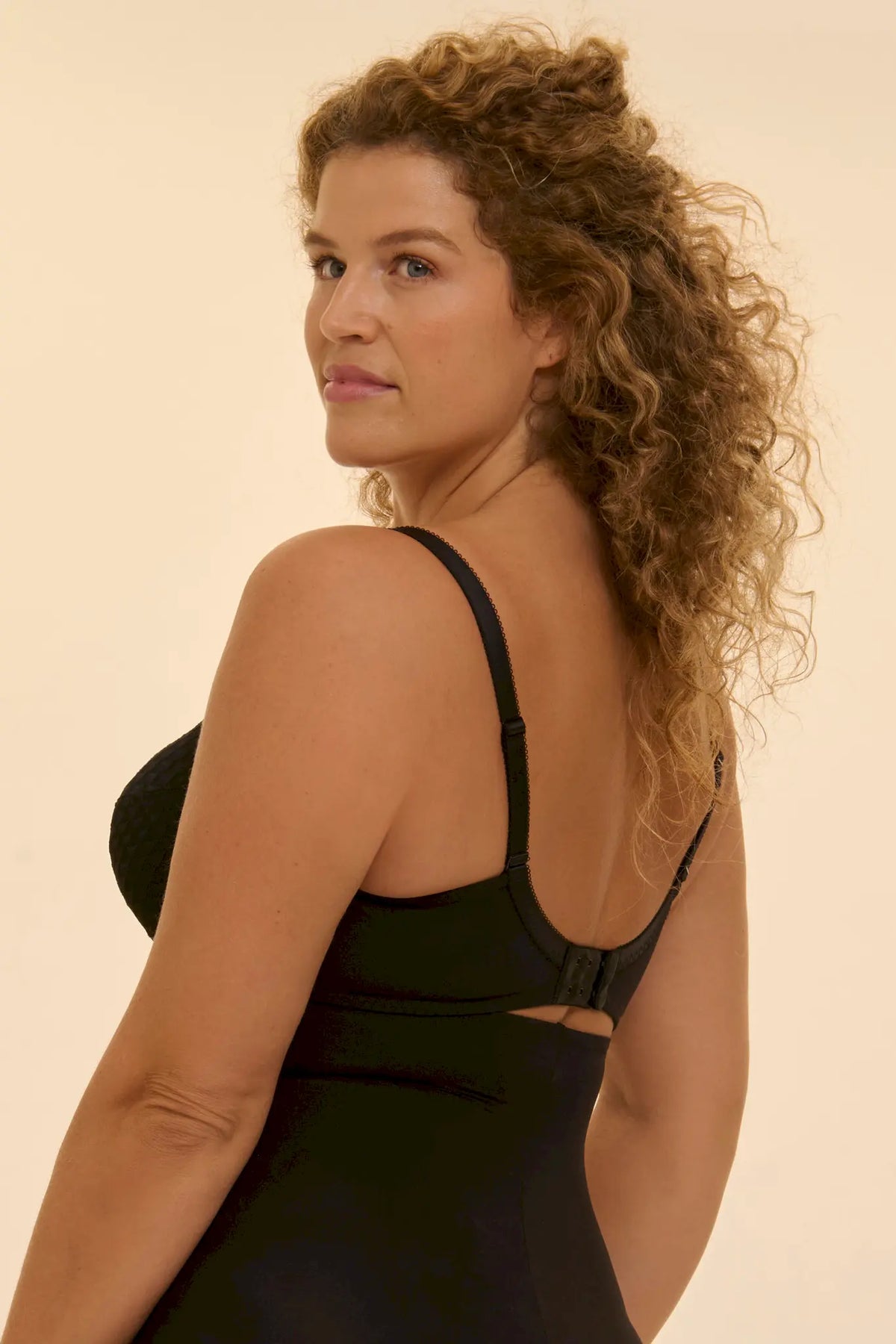 Vollschalen-BH mit extra Halt aus der Wäsche-Serie SUBTILE für Damen von der Marke Simone Perele, Farbe: schwarz, Rückansicht