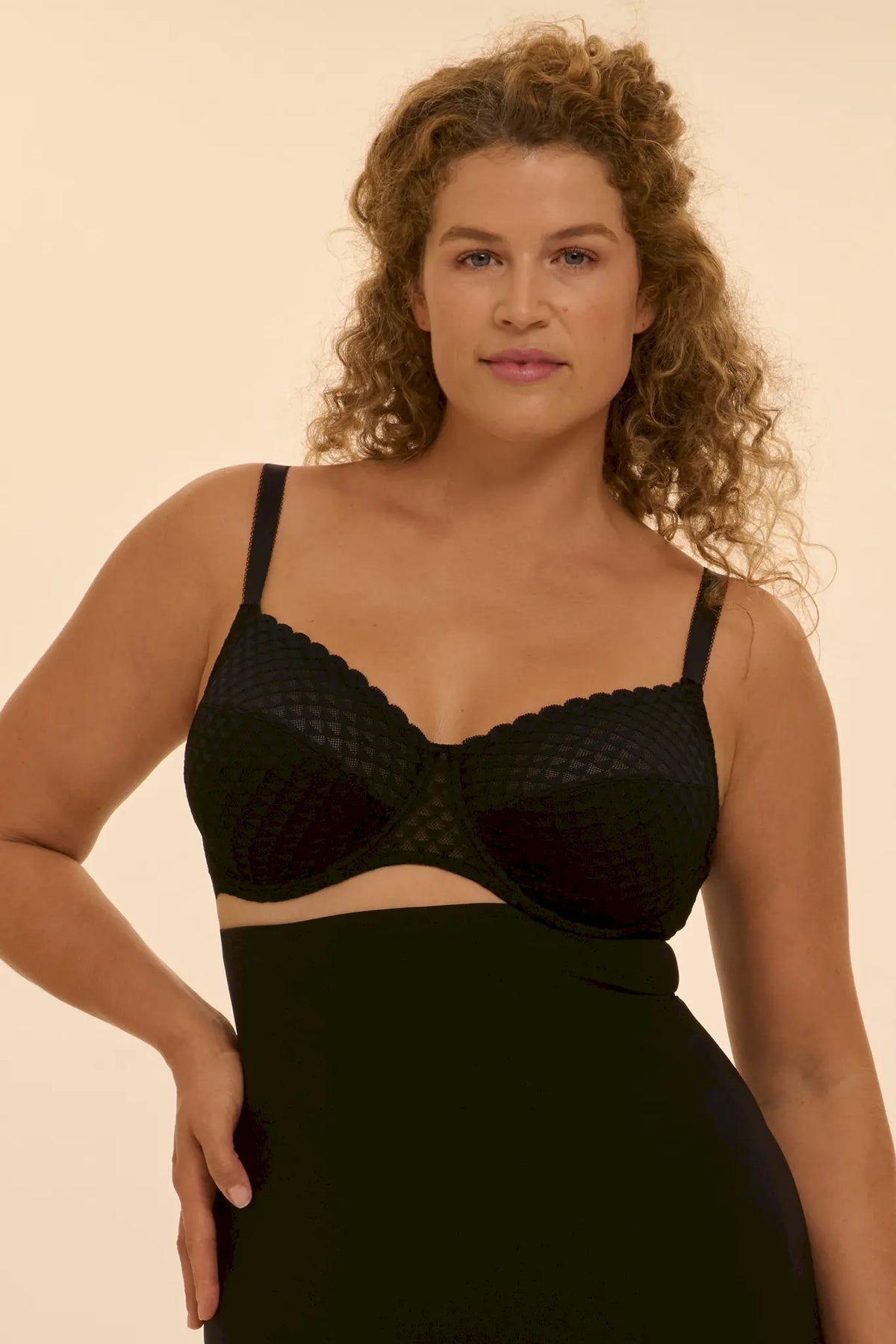 Vollschalen-BH mit extra Halt aus der Wäsche-Serie SUBTILE für Damen von der Marke Simone Perele, Farbe: schwarz, Vorderansicht