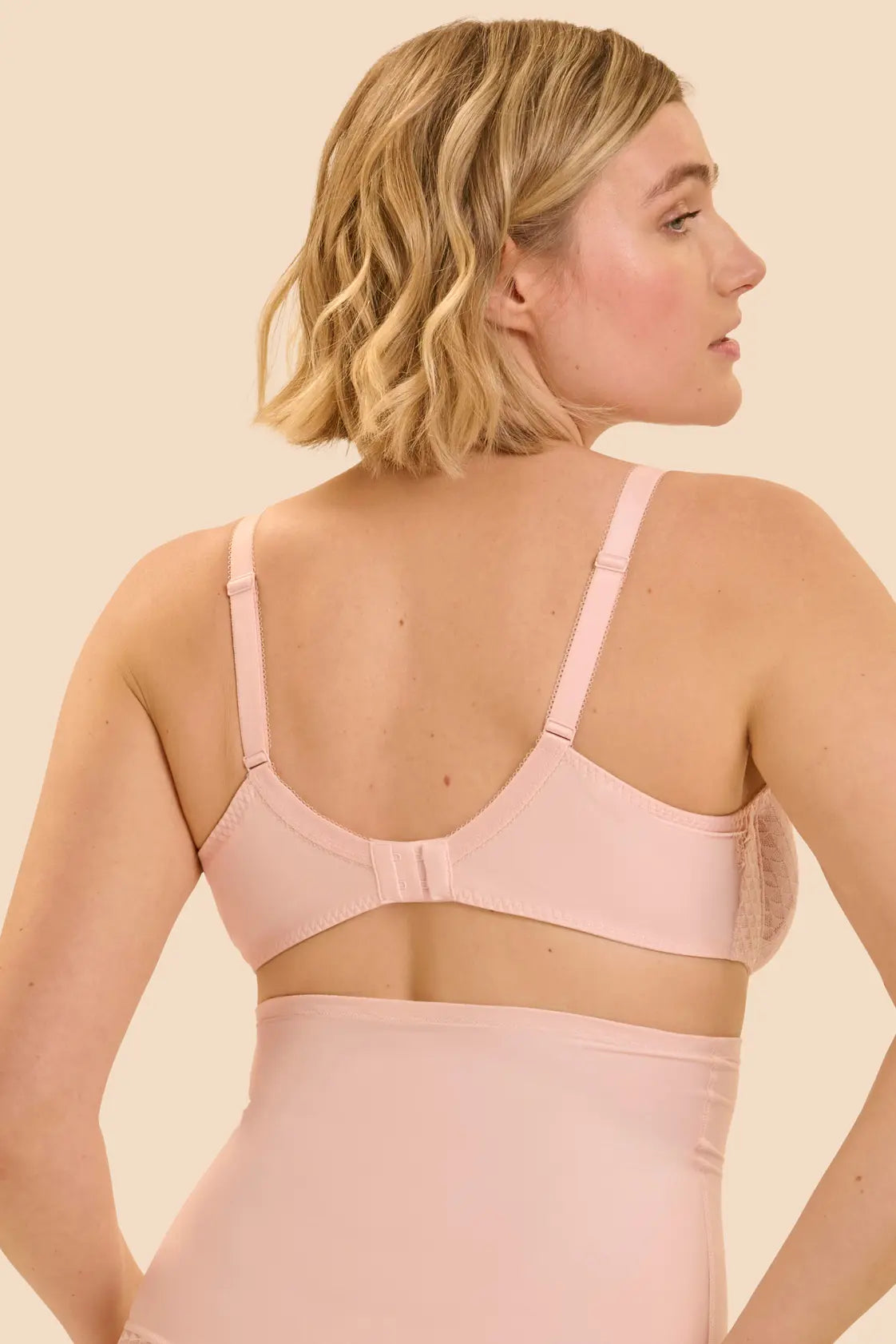 Vollschalen-BH mit extra Halt aus der Wäsche-Serie SUBTILE für Damen von der Marke Simone Perele, Farbe: puder, Rückansicht