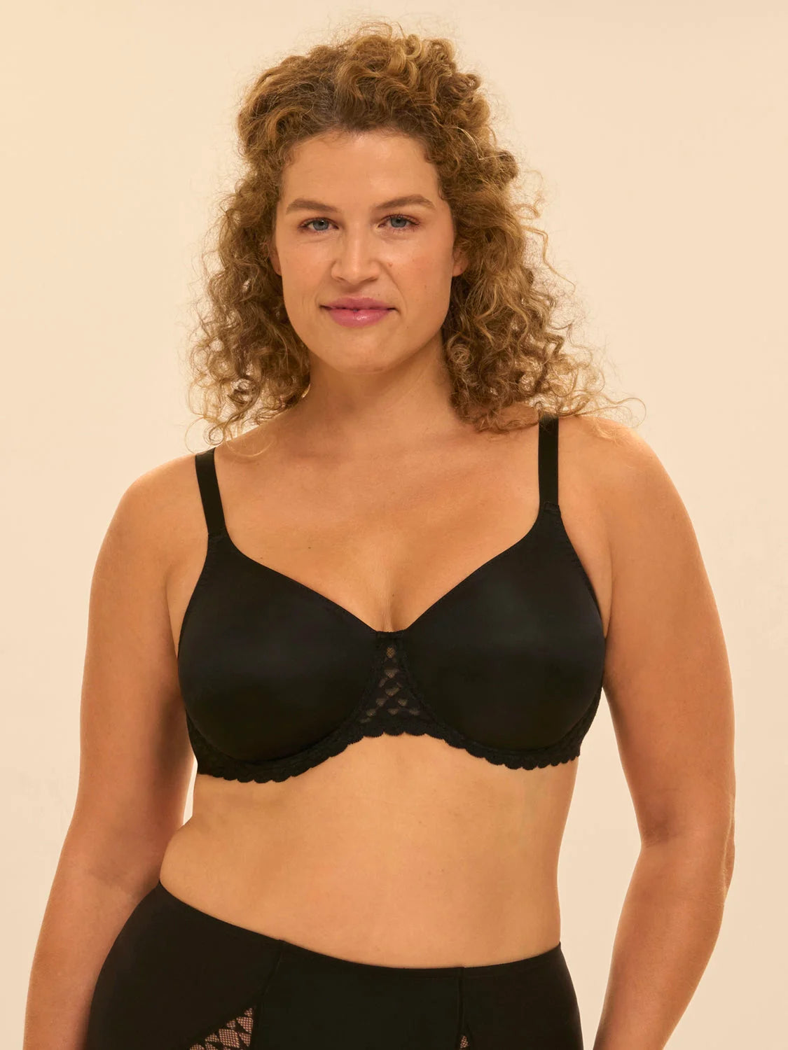 Minimizer-BH mit extra Halt aus der Wäsche-Serie SUBTILE für Damen von der Marke Simone Perele, Farbe: schwarz, Vorderansicht