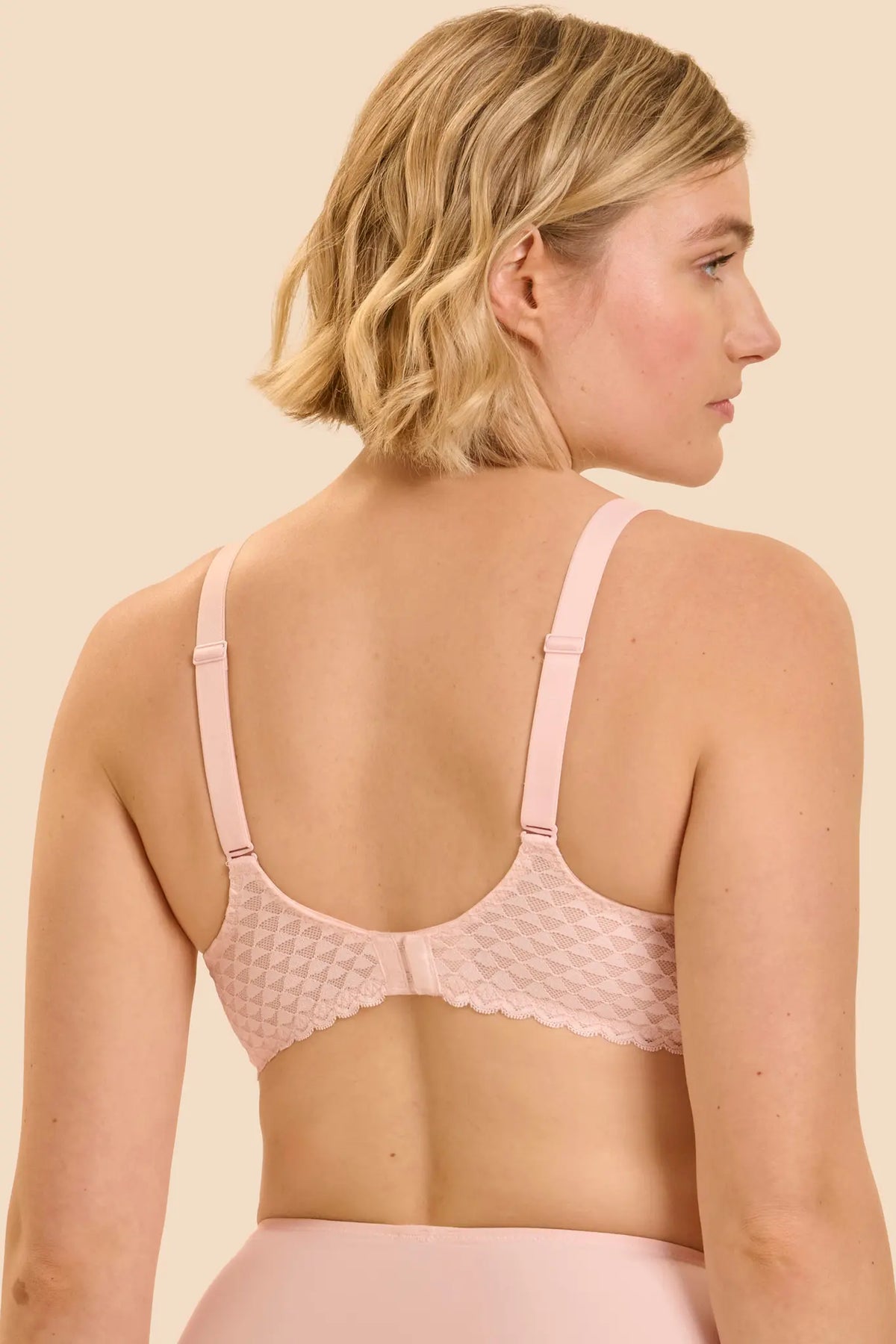 Minimizer-BH mit extra Halt aus der Wäsche-Serie SUBTILE für Damen von der Marke Simone Perele, Farbe: puder, Rückansicht