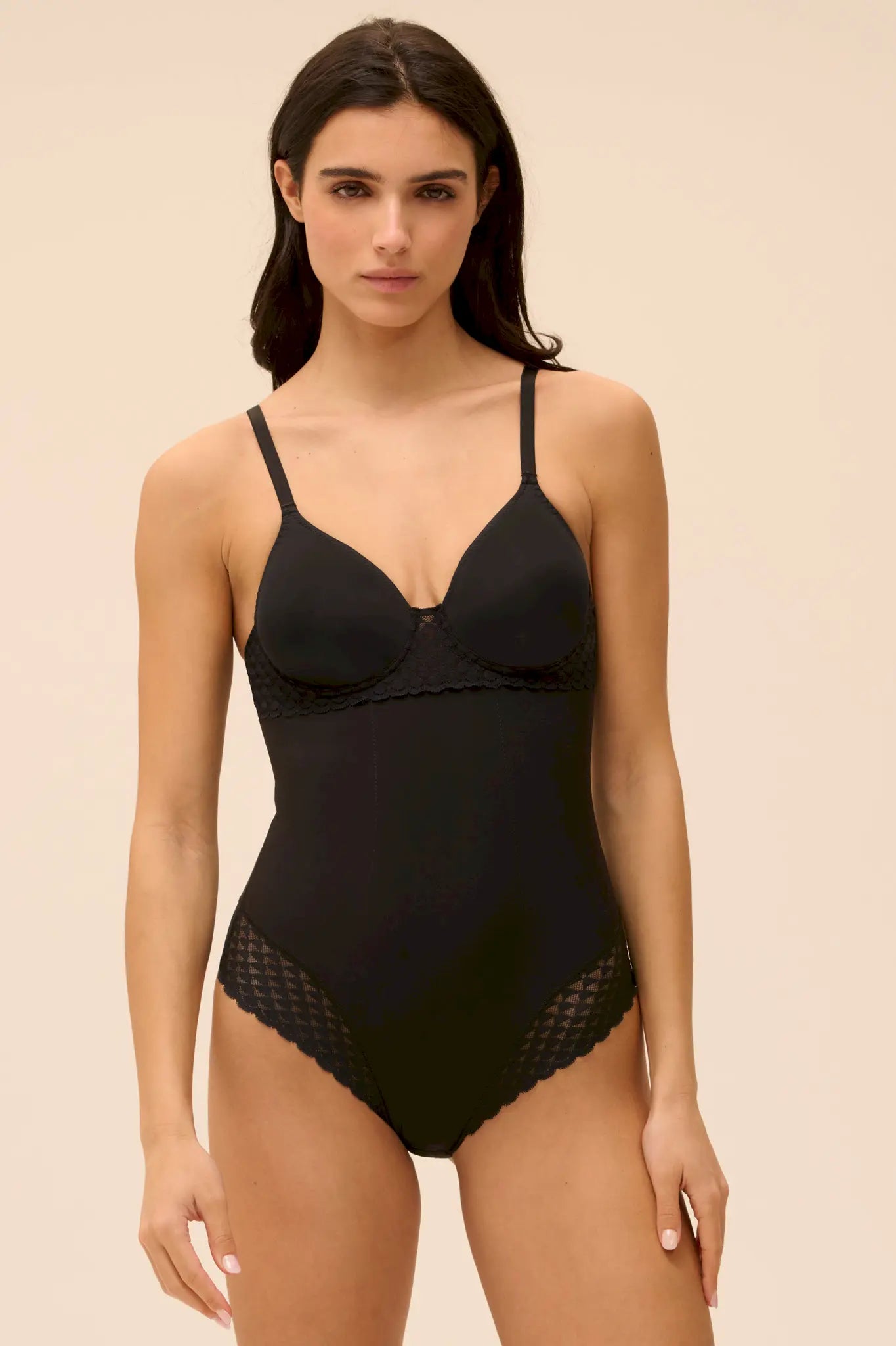 Body mit Bügeln aus der Wäsche-Serie SUBTILE von der Marke Simone Perele, Farbe: schwarz, Vorderansicht
