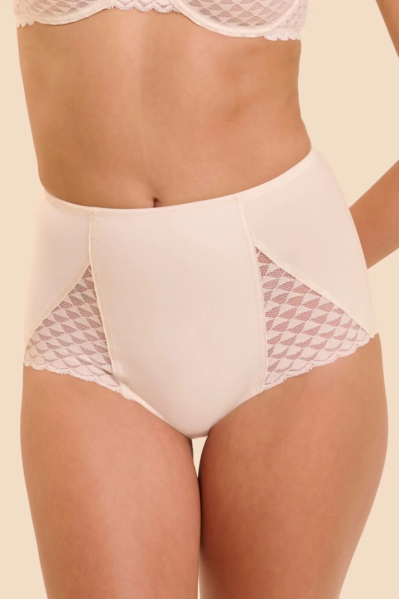 Miederslip für Damen aus der Wäsche-Serie SUBTILE von der Marke Simone Perele, Farbe: naturel, Vorderansicht