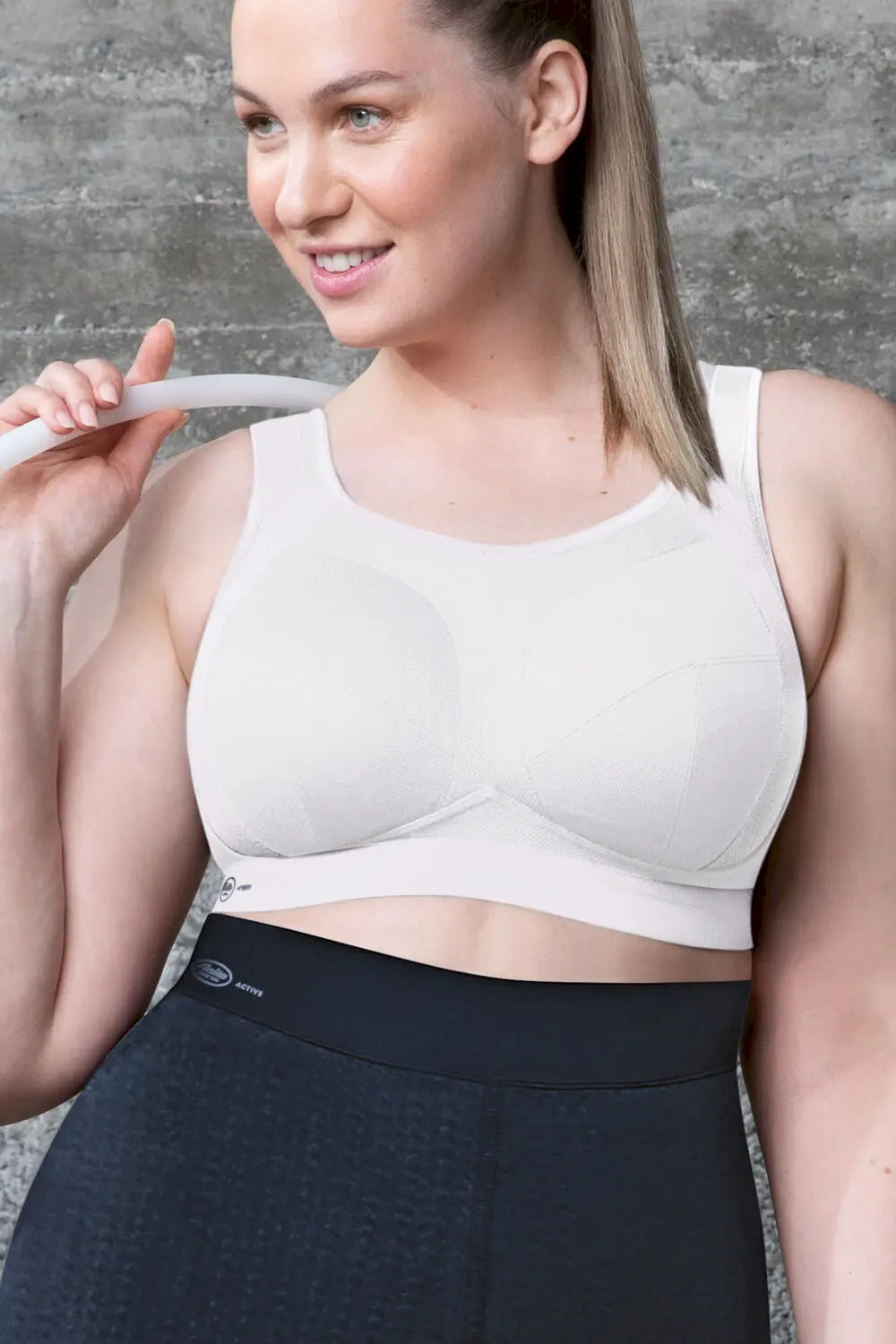 Sport-BH aus der Sportwear-Serie EXTREM CONTROLL PLUS von der Marke Anita, Farbe: weiss, Vorderansicht