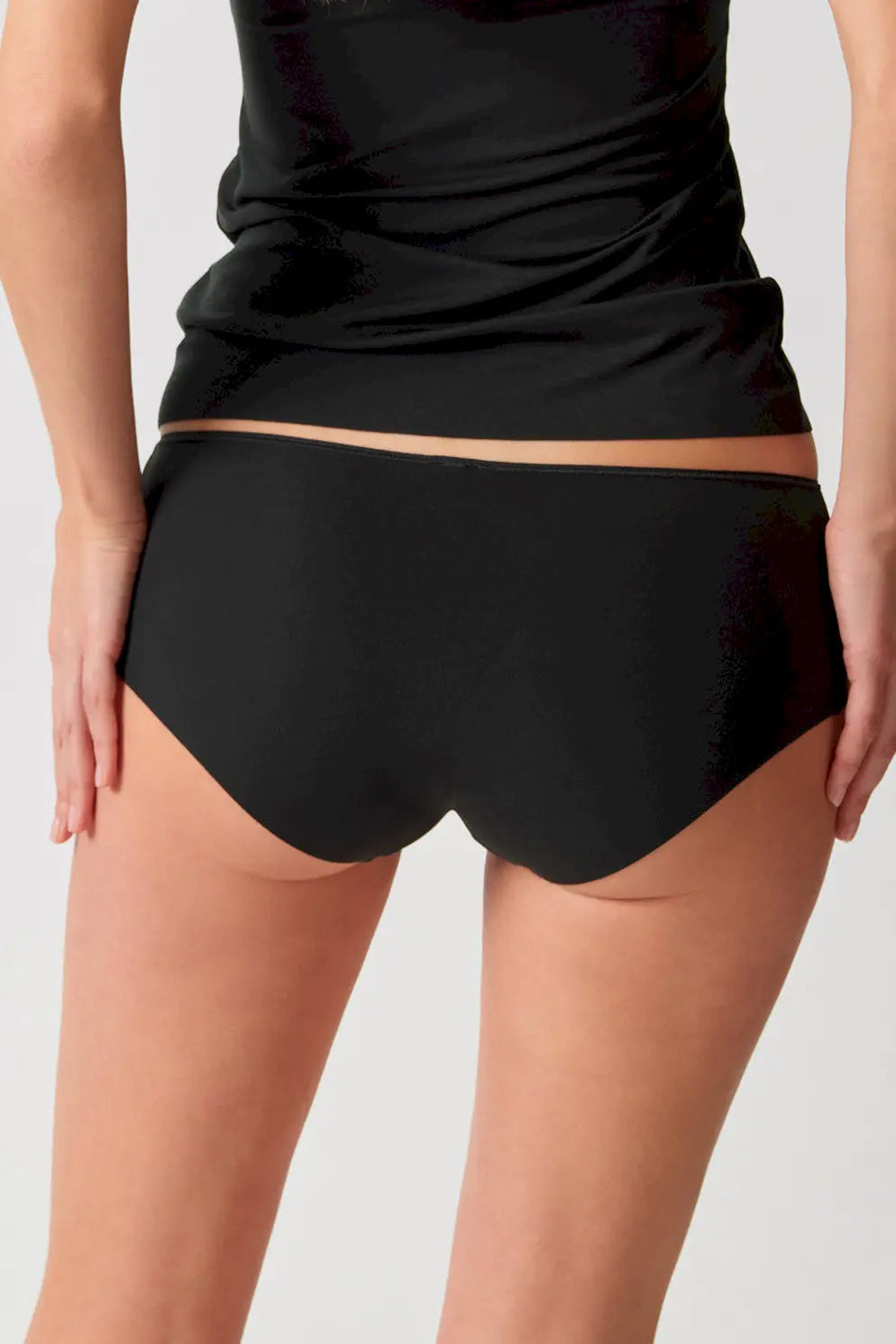 Panty aus der nahtlosen Unterwäsche-Serie ADVANTAGE MODAL INVISIBLE von der Marke Skiny, Farbe: black, Rückansicht