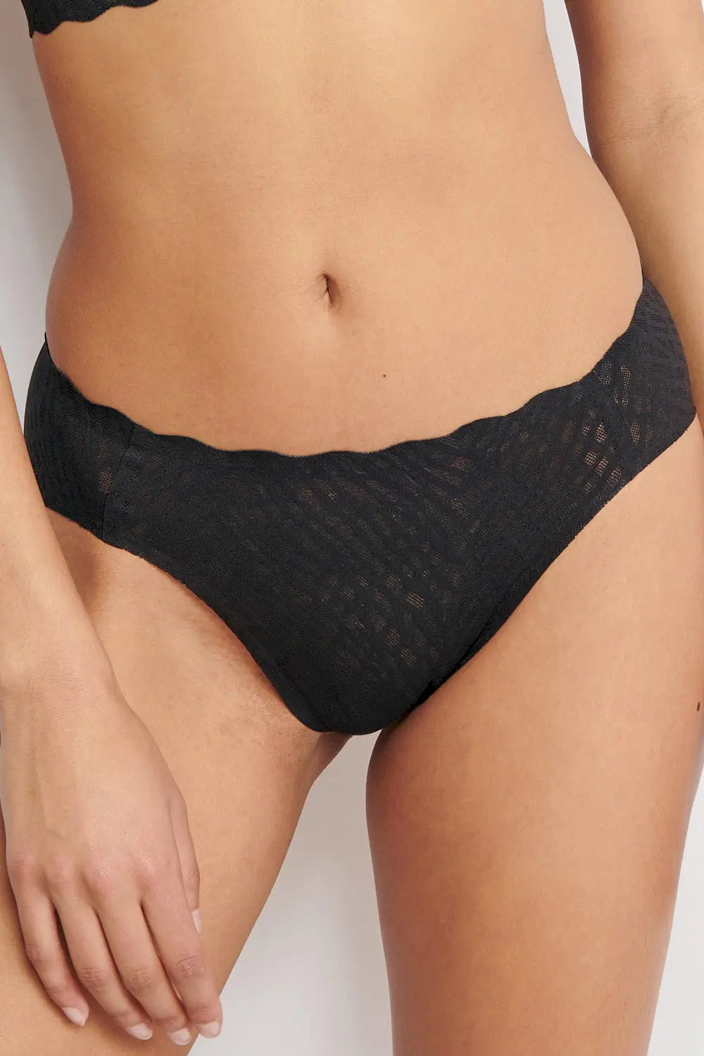 Slip aus der romantischen Bodywear-Serie ZERO FEEL BLISS von der Marke Sloggi, Farbe: black, Vorderansicht
