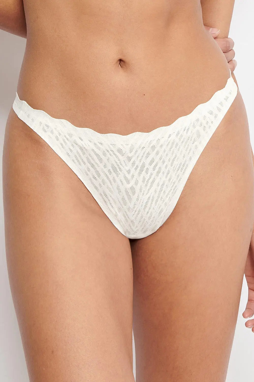 String aus der romantischen Bodywear-Serie ZERO FEEL BLISS von der Marke Sloggi, Farbe: silk white, Vorderansicht