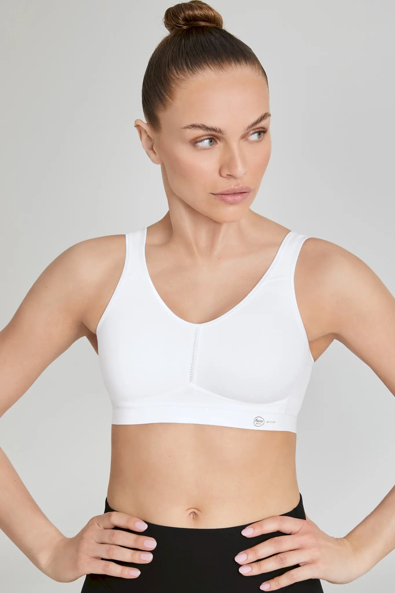 Sport BH aus der Sportwäsche-Serie LIGHT & FIRM von der Marke Anita active, Farbe: weiss, Vorderansicht