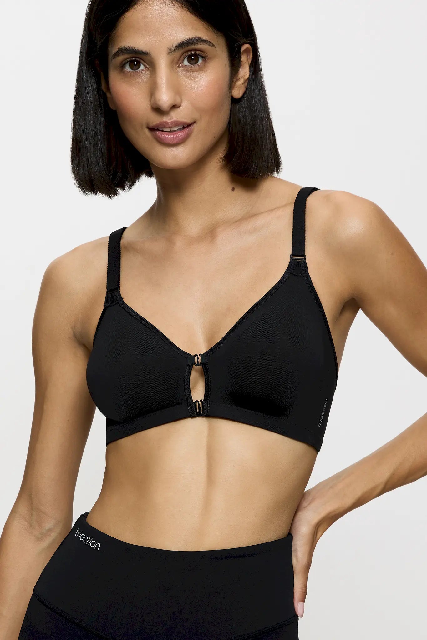 Sport BH mit Vorderverschluss aus der Sportunterwäsche-Serie FITNESS von der Marke Trication, Farbe: black, Vorderansicht