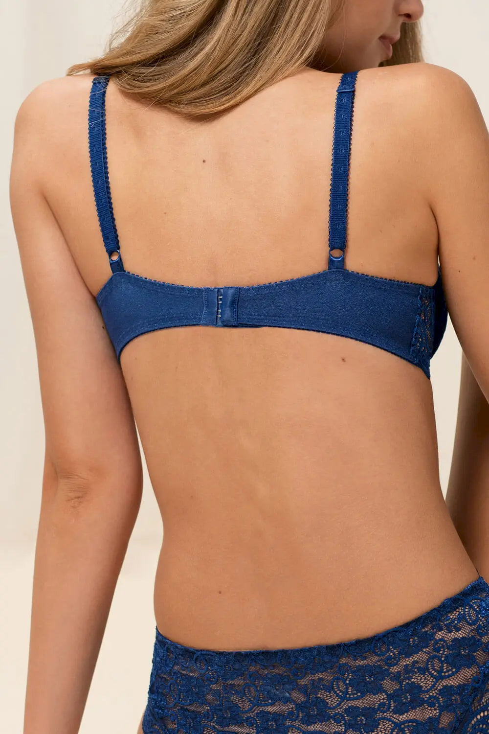 Bügel BH aus der Dessous-Serie AMOURETTE 300 von der Marke Triumph, Farbe: deep blue, Rückansicht