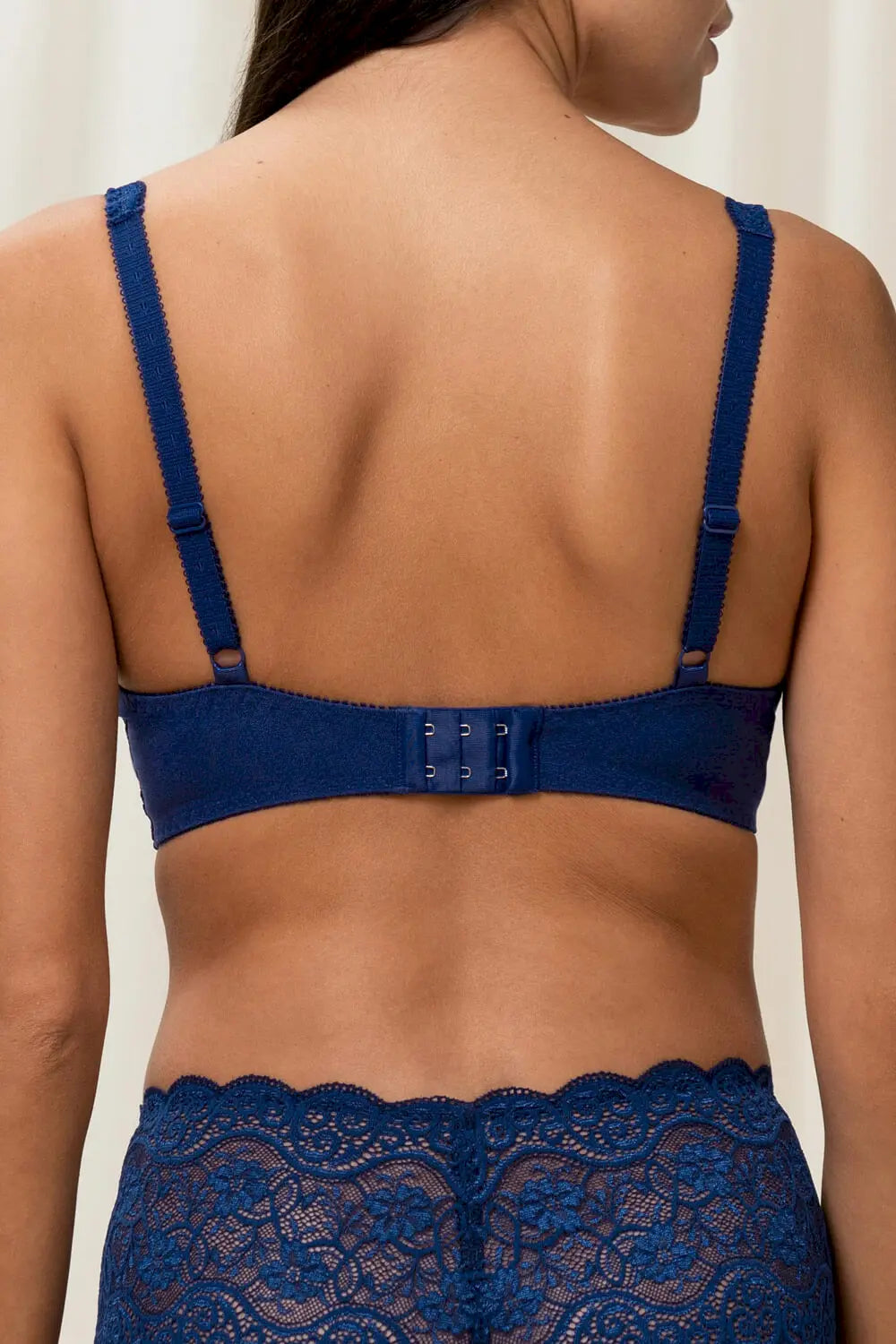 Halbschalen BH mit Einlage aus der Dessous-Serie AMOURETTE 300 von der Marke Triumph, Farbe: deep blue, Rückansicht